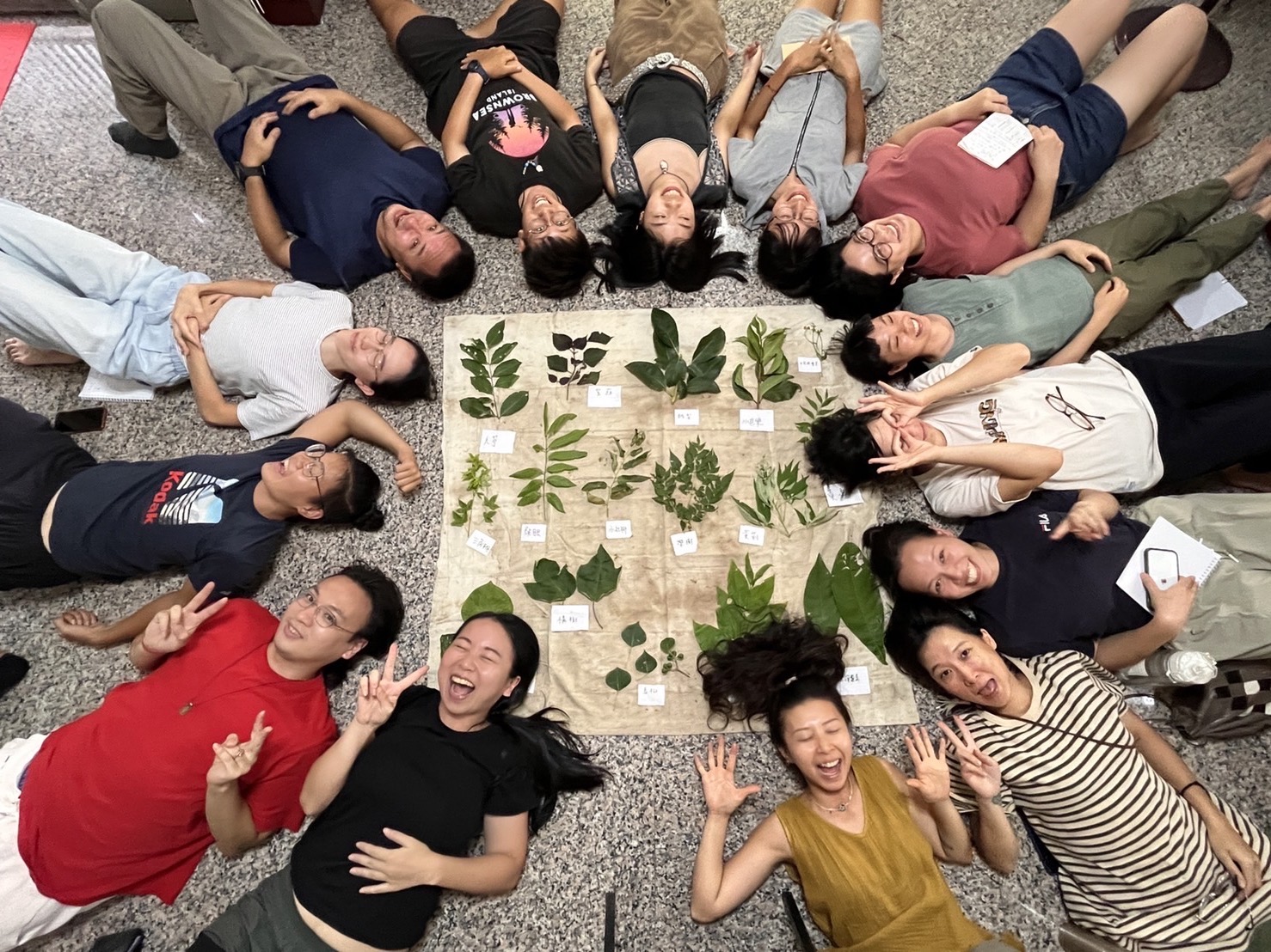宜蘭壯圍「真食感受米食工作坊」與青年共同採集、辨認民俗植物