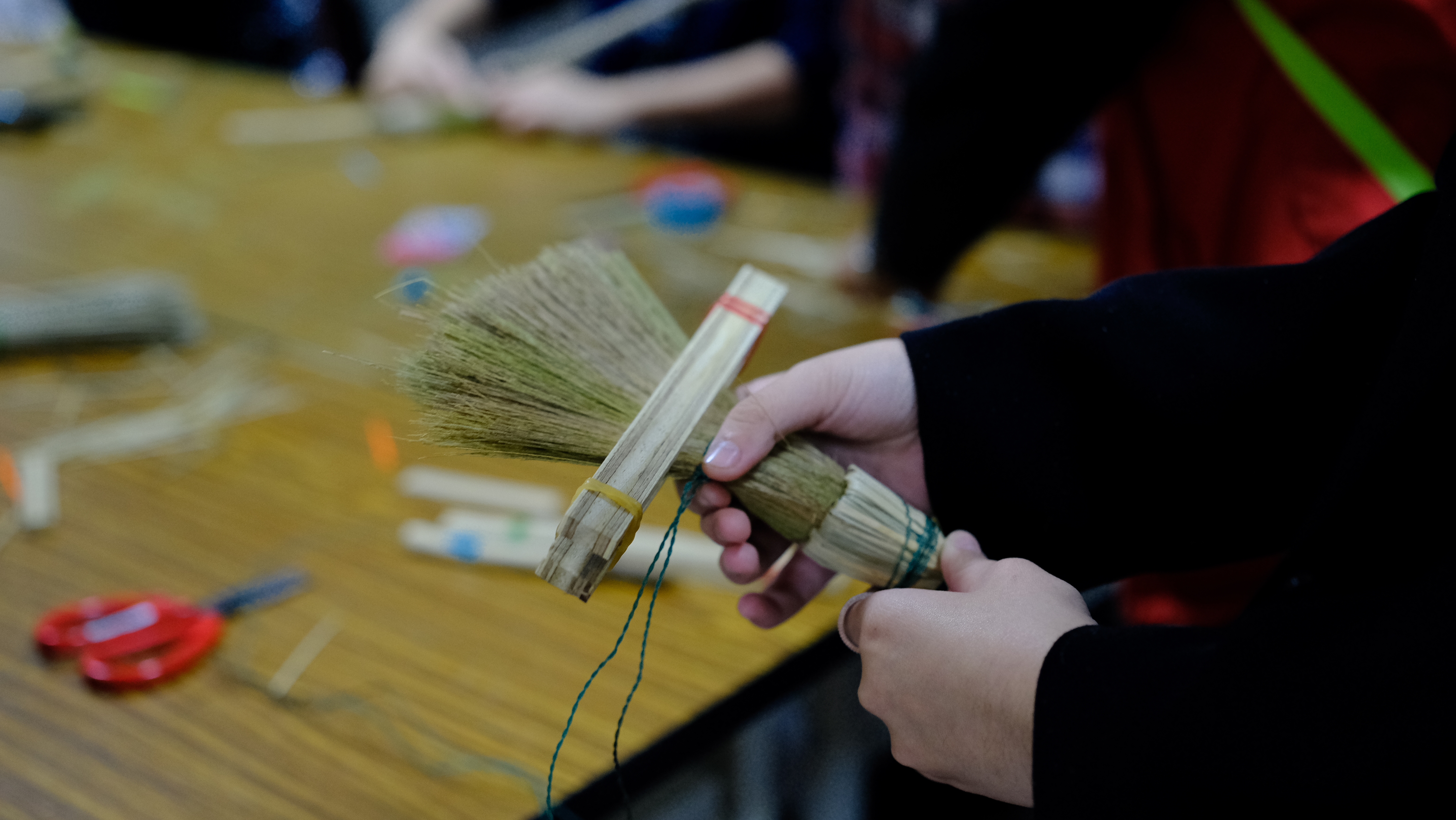 Yilan Lane Goldfish Space Instructors led participants to DIY a straw broom developed by the team.