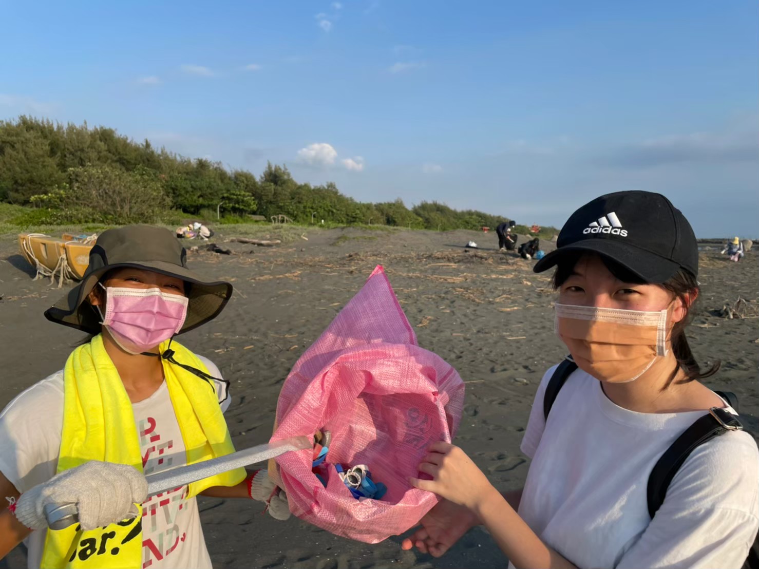 線下串聯淨灘 Young飛青年團隊打造創新環保行動