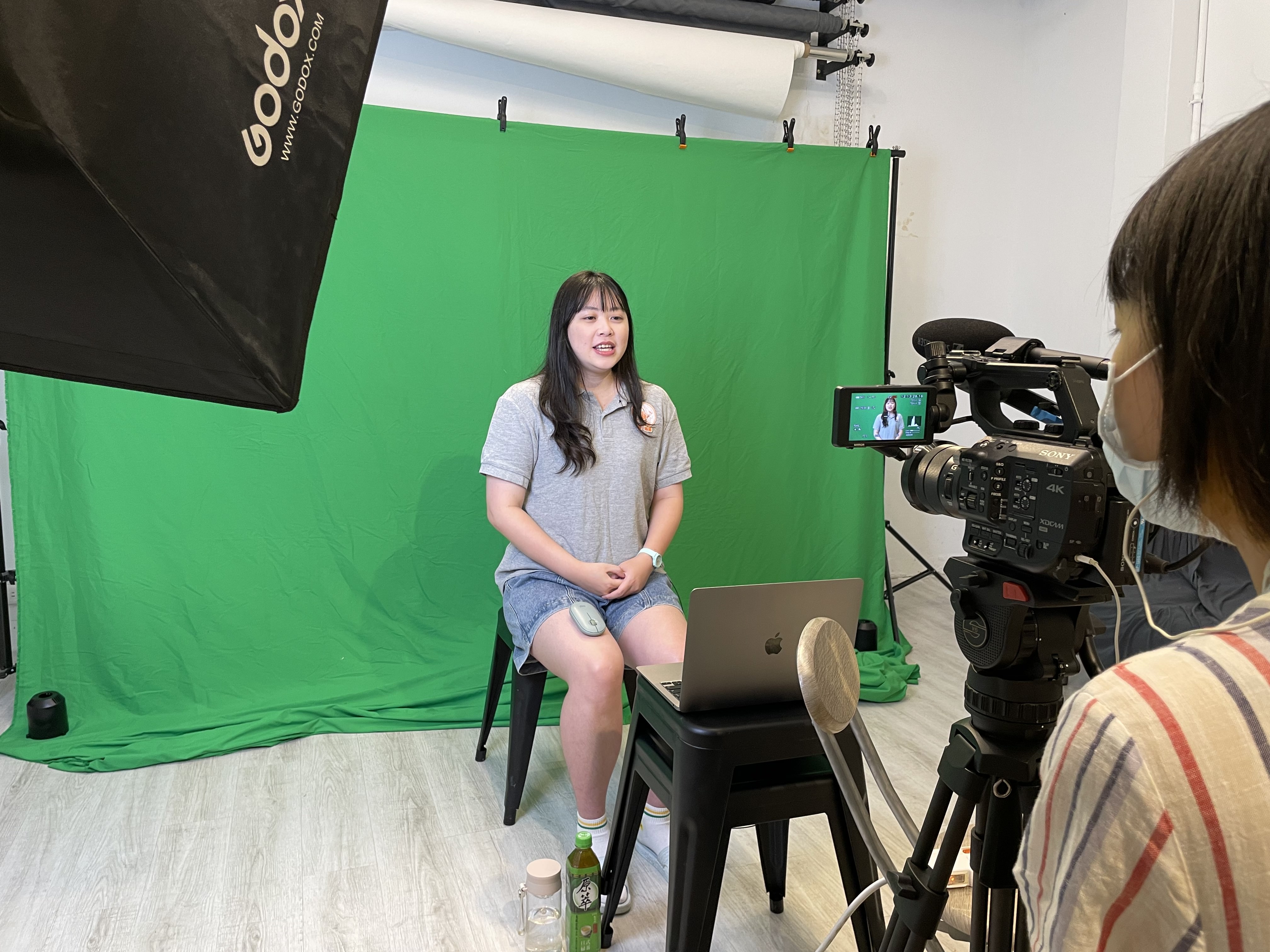 團隊錄製線上培力課程影片。