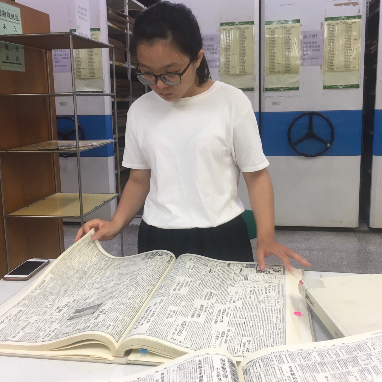 陳昱靜同學至圖書館查閱日本時代報紙，探索安平歷史文化