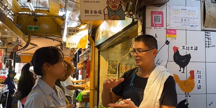 「臺灣ㄟ查某囡仔團隊」於東三水街市場採訪攤商