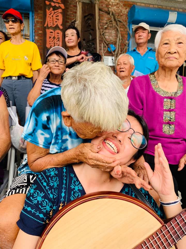 熱情的排灣族長輩在演奏完畢後，用熱吻感謝「文康小樂隊」團隊青年願意深入部落。