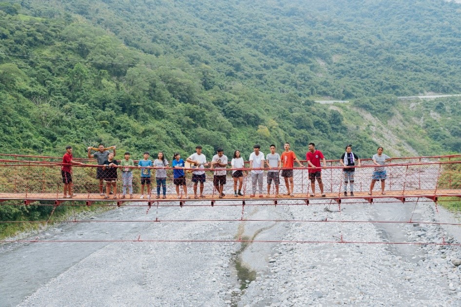 「鍋燒意麵元氣少女」團隊與BukLAvu青少年於山谷吊橋中合影