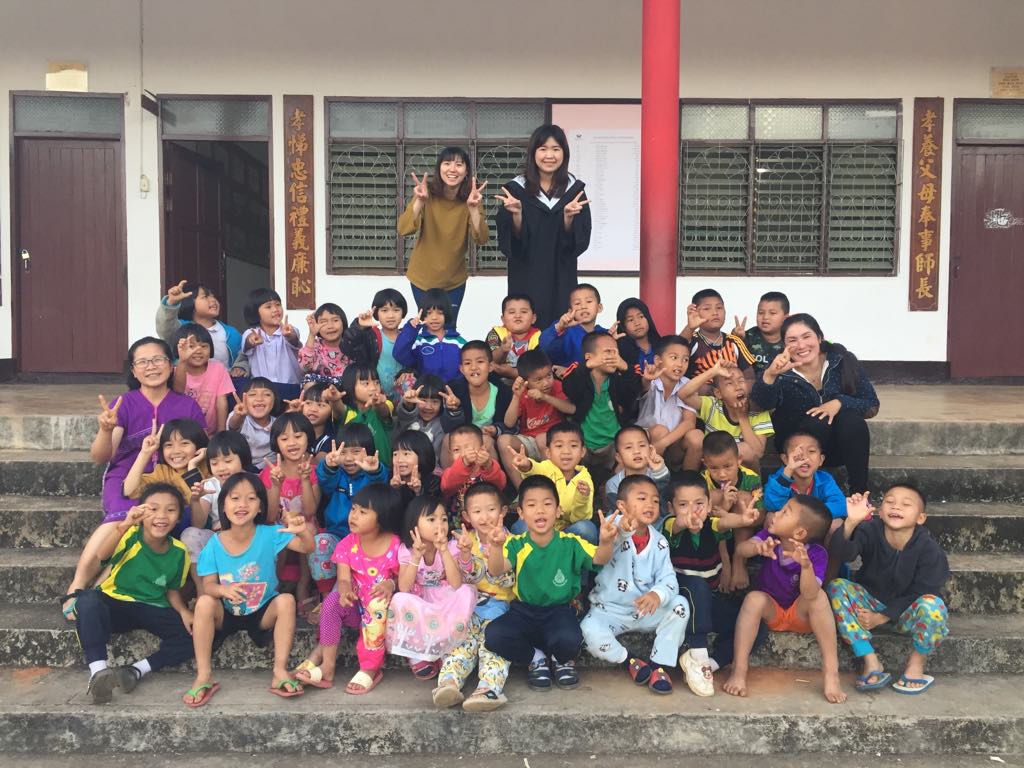 學生團隊與泰國慈音學校的孩子們開心的合照