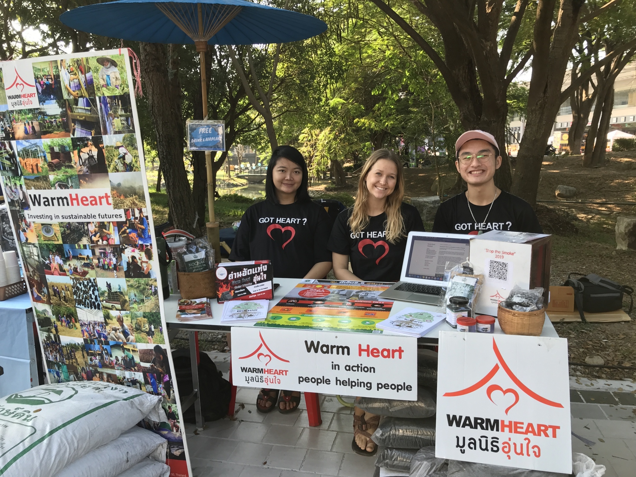 林宗洧協助泰國Warm Heart組織到「Citylife Garden Fair」擺攤,宣傳組織理念並且向大眾販賣農民製作的「生物碳」 林宗洧協助泰國Warm Heart組織到「Citylife Garden Fair」擺攤,宣傳組織理念並且向大眾販賣農民製作的「生物碳」