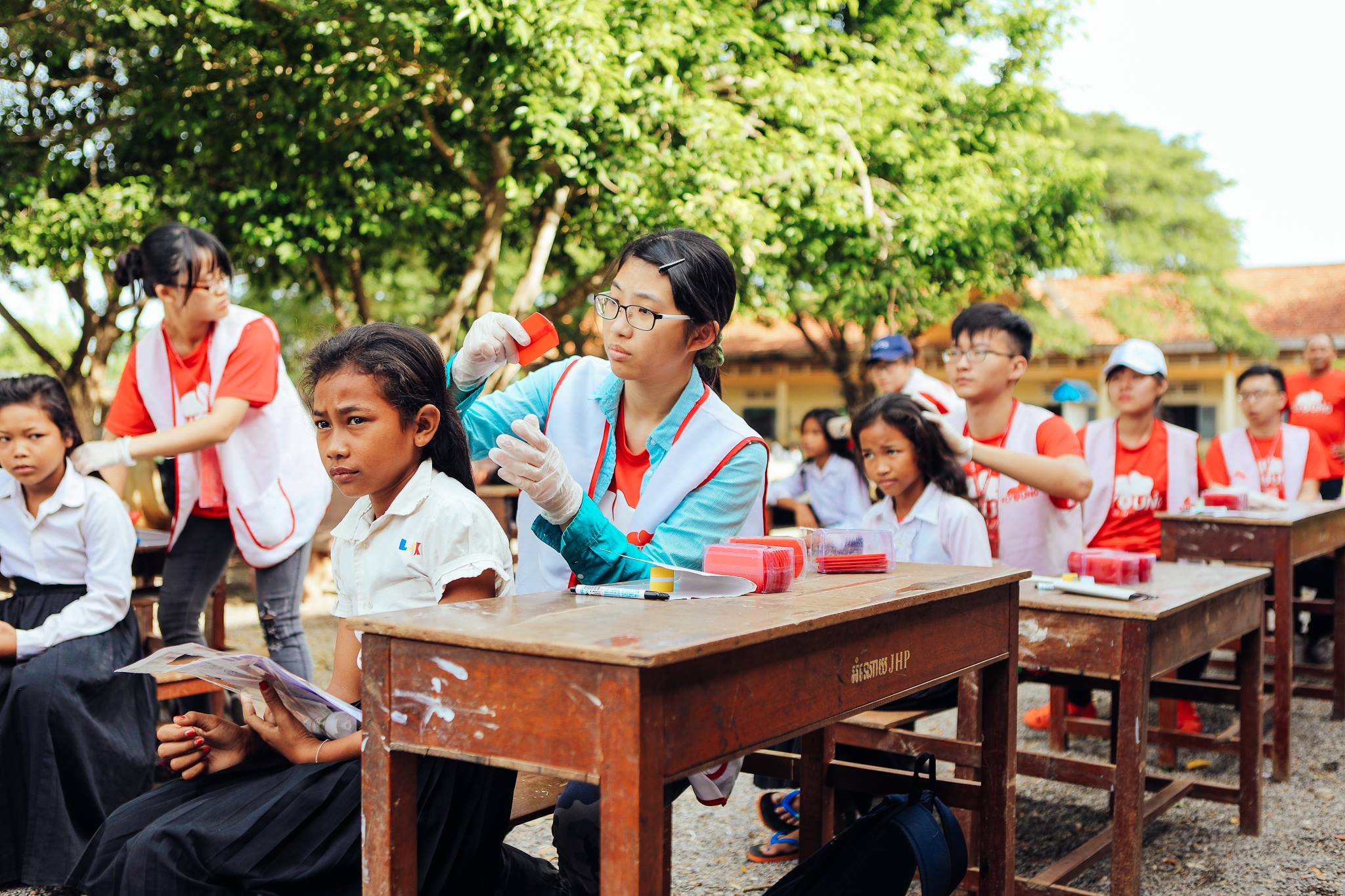 為了能夠評估寄生蟲防治計畫的成效，團隊到柬埔寨為學童進行頭蝨 感染率的調查。
