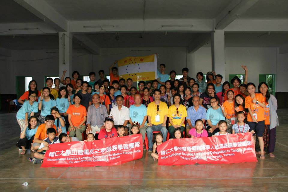 於培梅中學參訪團體合照