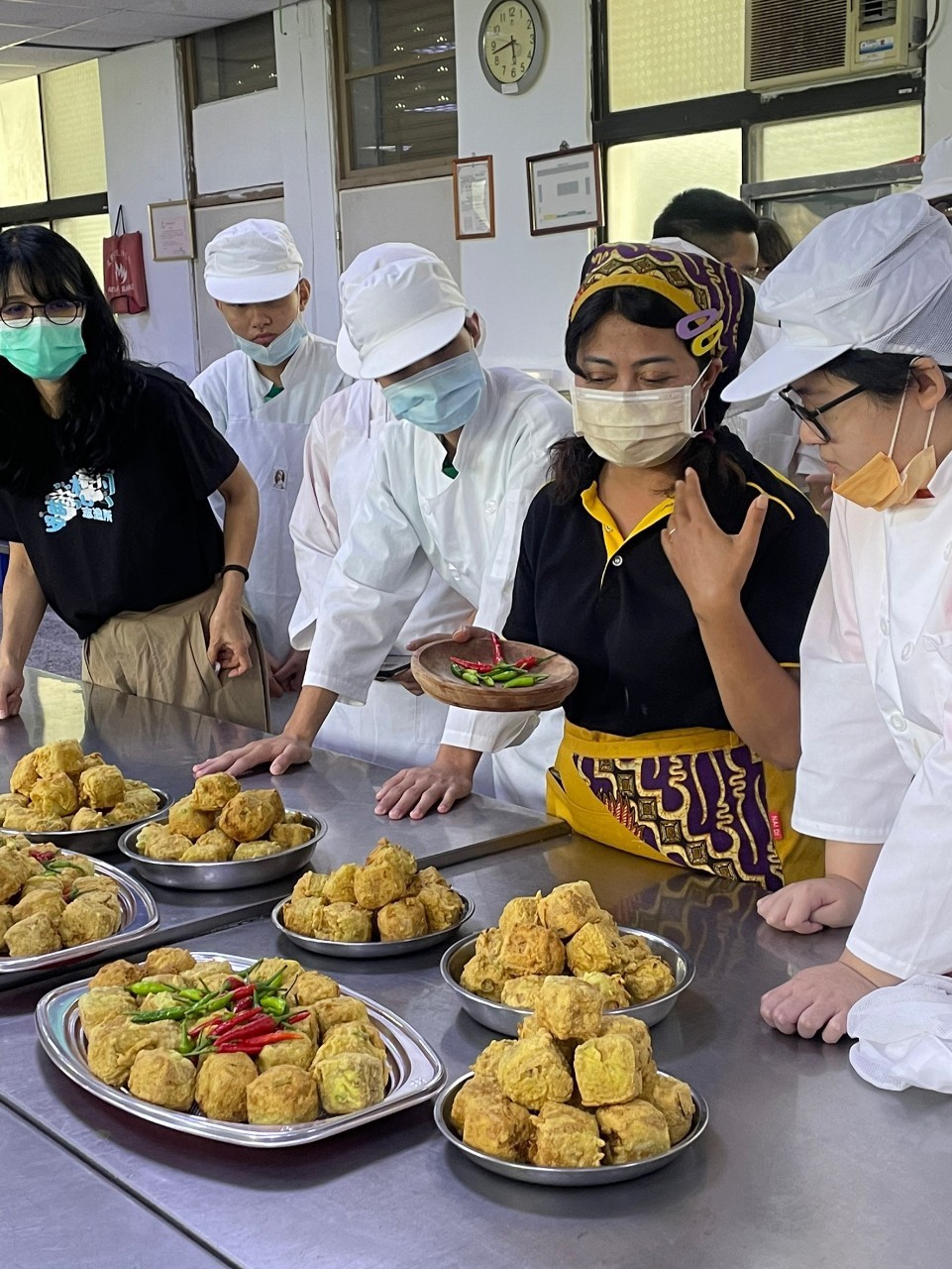 圖4-講師教導青年志工製作美味異國料理
