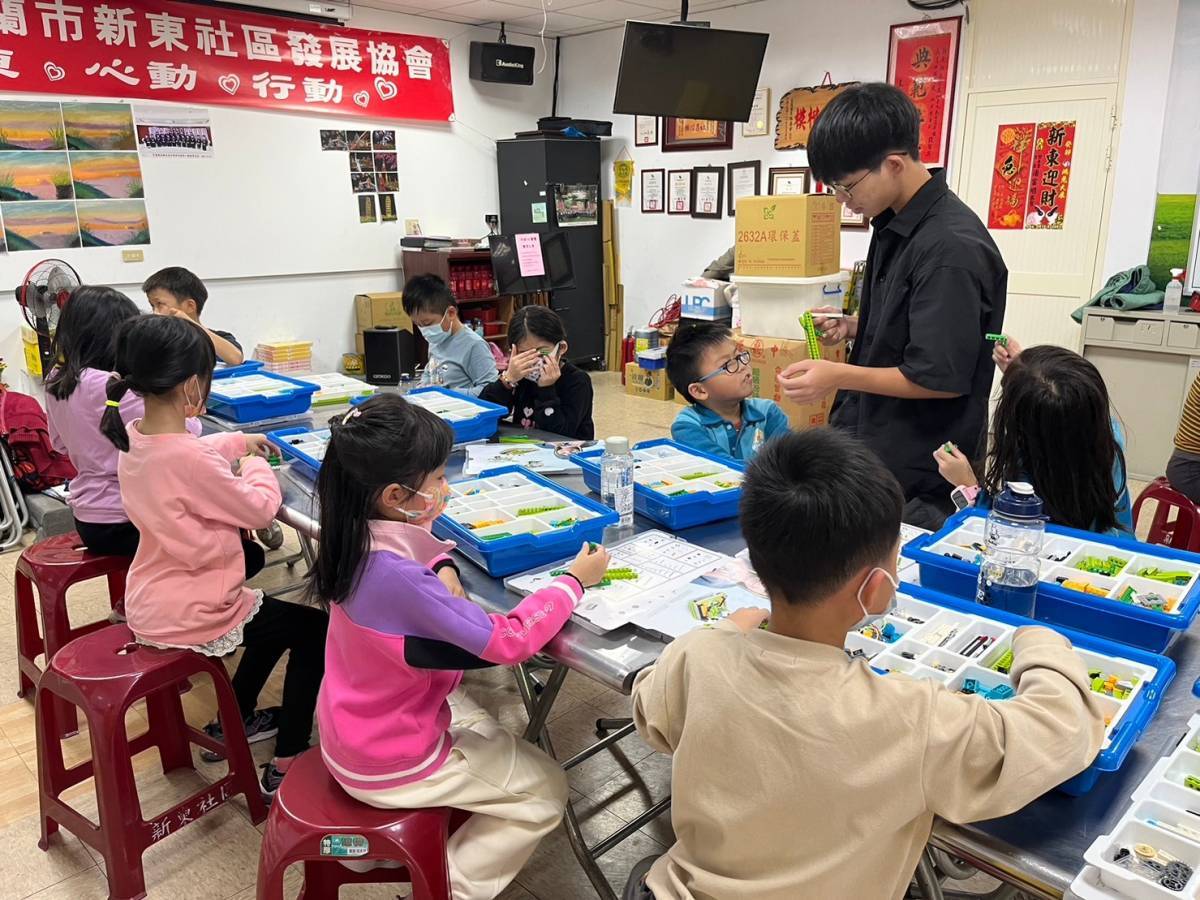 宜樂方程式與宜蘭新東社區陪課中心合作,透過長期的課輔陪伴,希望培養孩子的品行、觀念和學習能力
