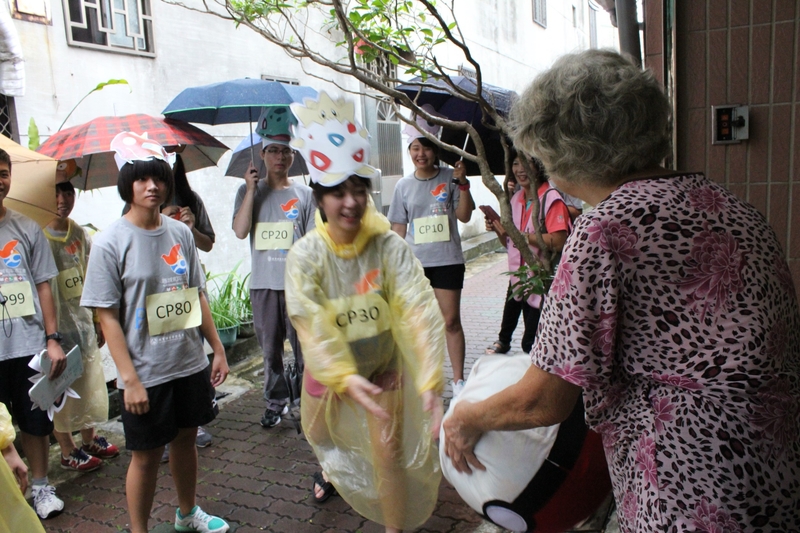 志工小尖兵化身寶可夢  陪復興社區長輩抓寶