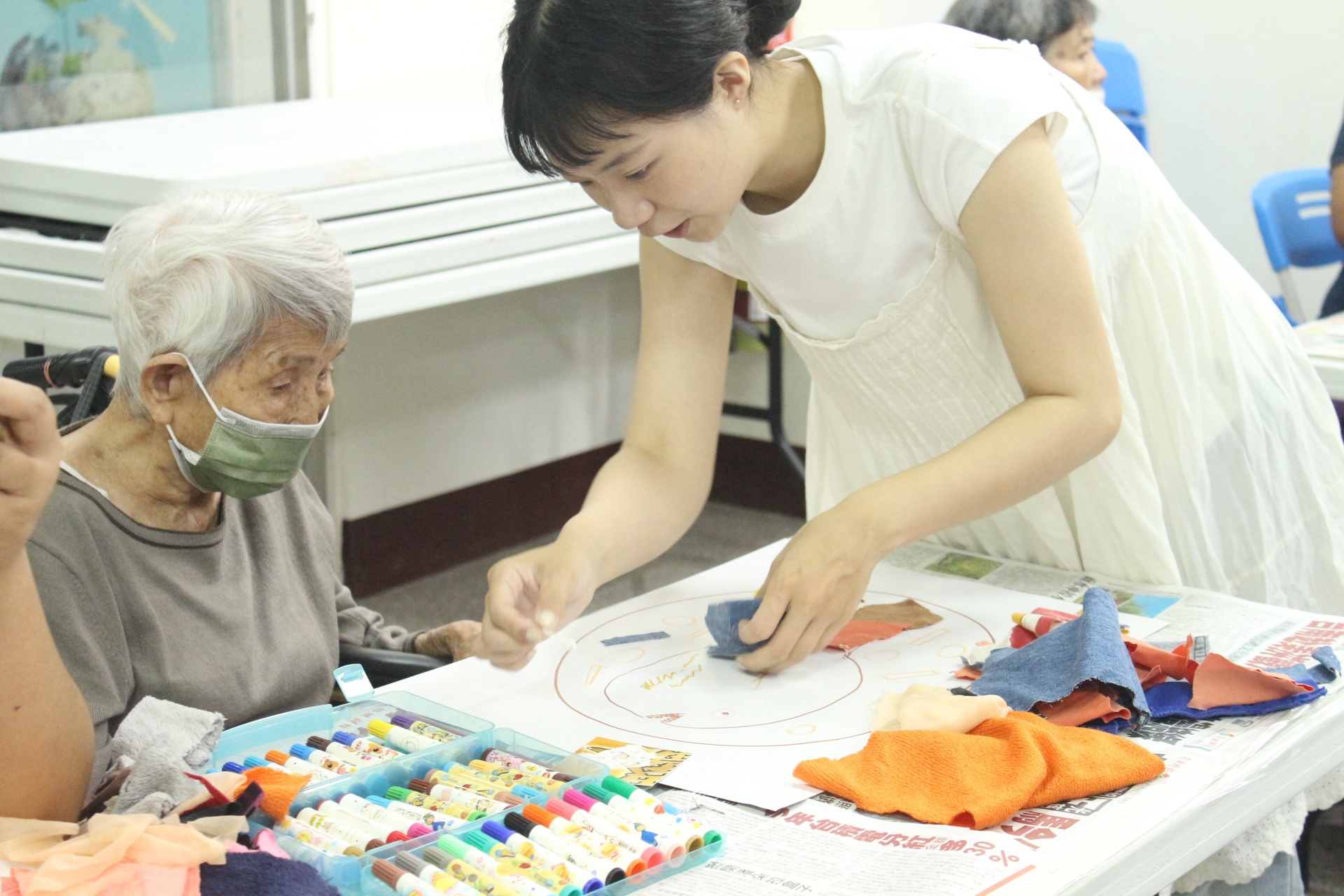 「青年社區參與行動2.0 Changemaker計畫」—深蹲練腳腿團隊以「手路菜」為媒介，讓長輩繪製記憶中的手路菜。