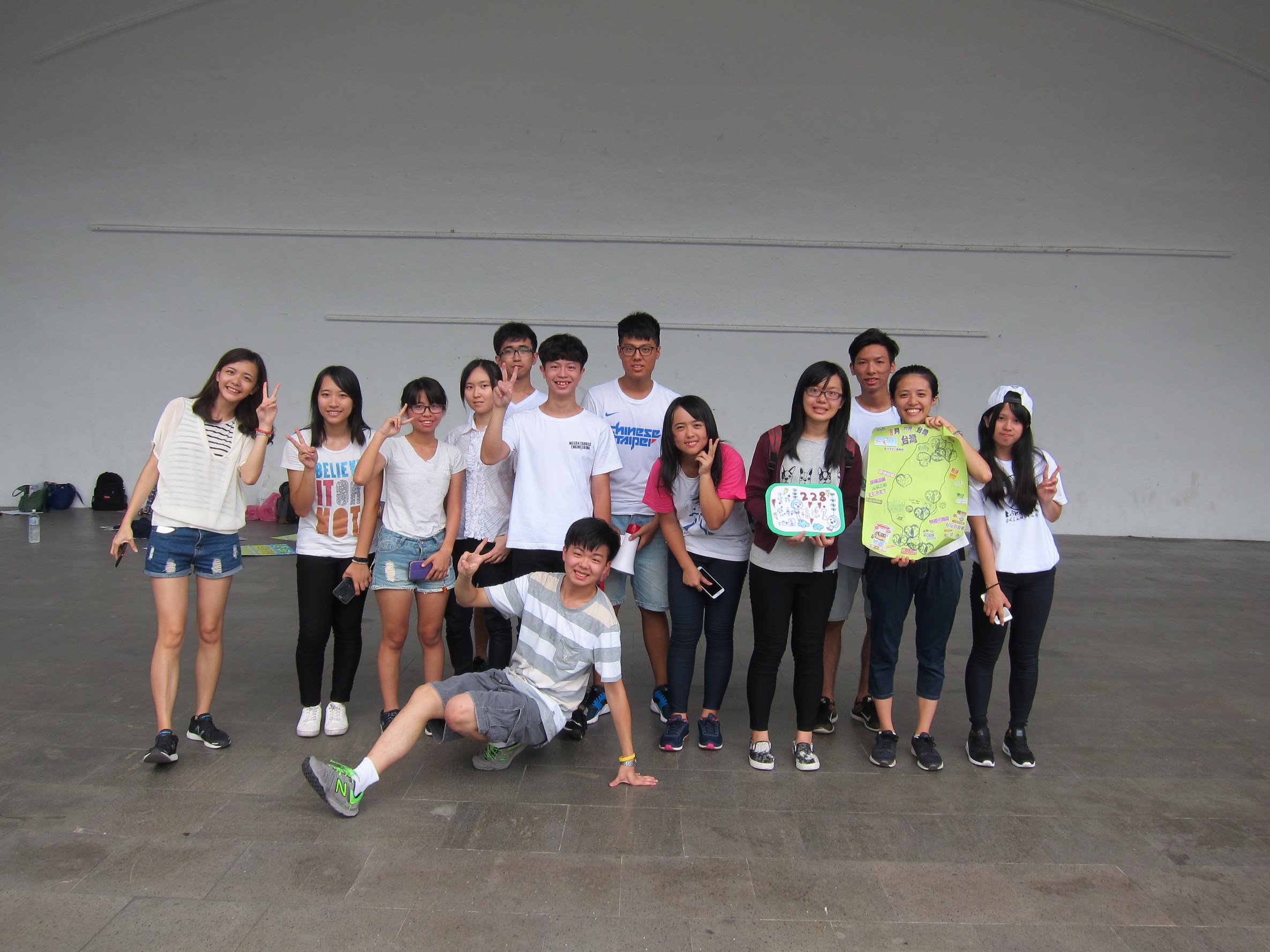 邀請彰師大學生使用特製的心形印章,蓋上自製的「香衛寺溢」臺灣地圖