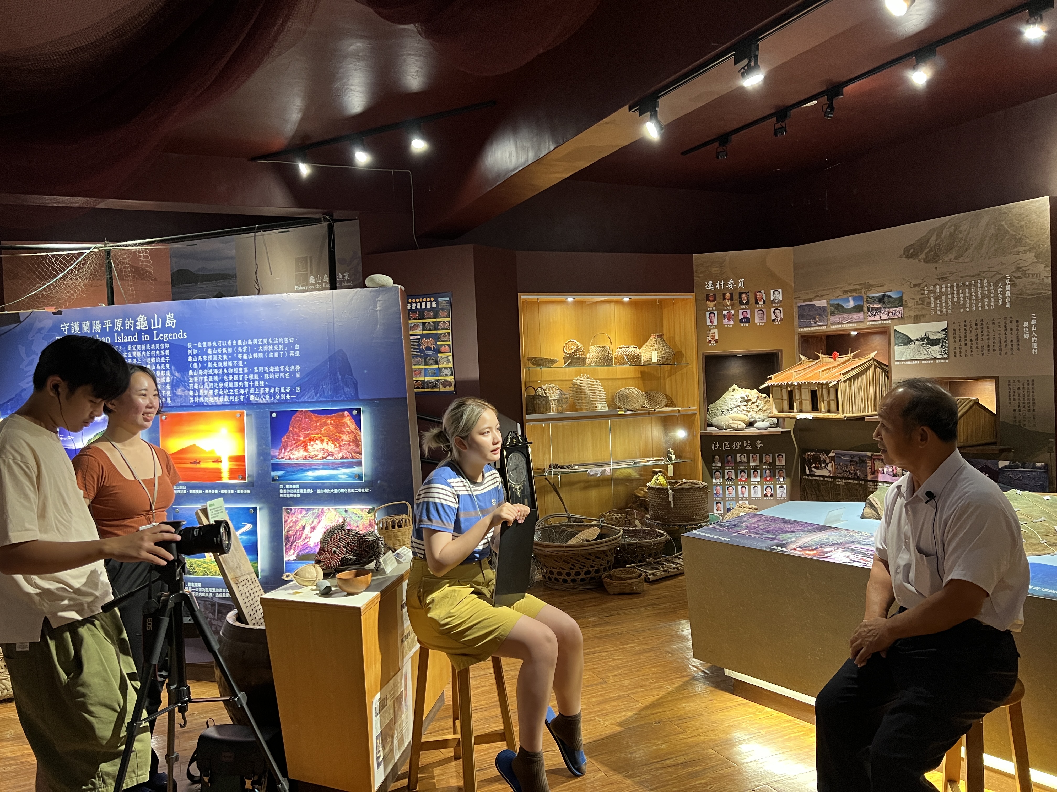 金魚厝邊的實作生,去龜山島漁村文化館採訪龜山島社區發展協會的理事長簡英俊