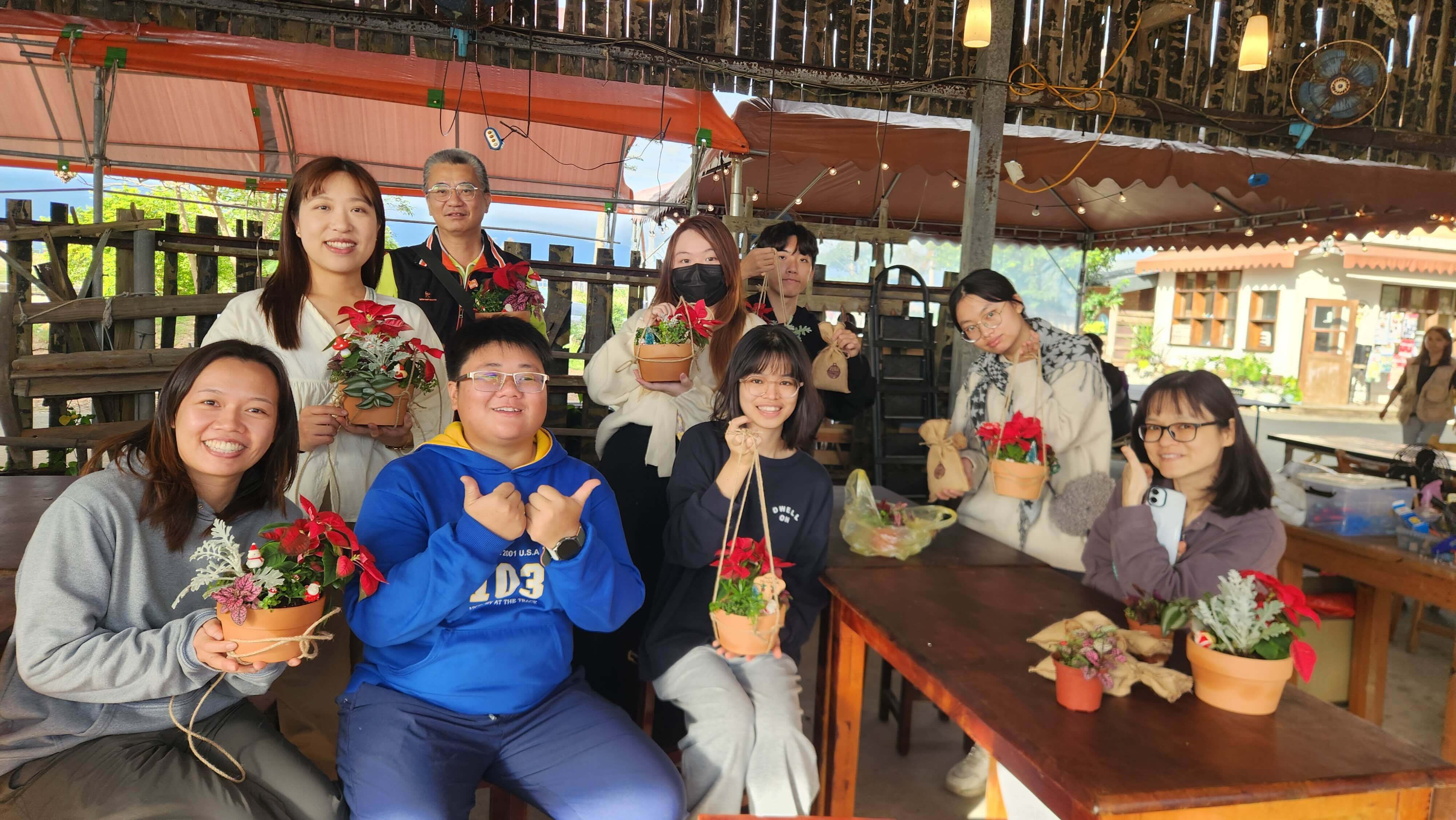 In 2025, Ying-Chi Huang, a practitioner of “Dream Idea Action-based Capacity Building Mechanism”, guided local people mixing cow manure with soil for Christmas potted plants to promote the concept of agricultural resource recycling and reuse.
