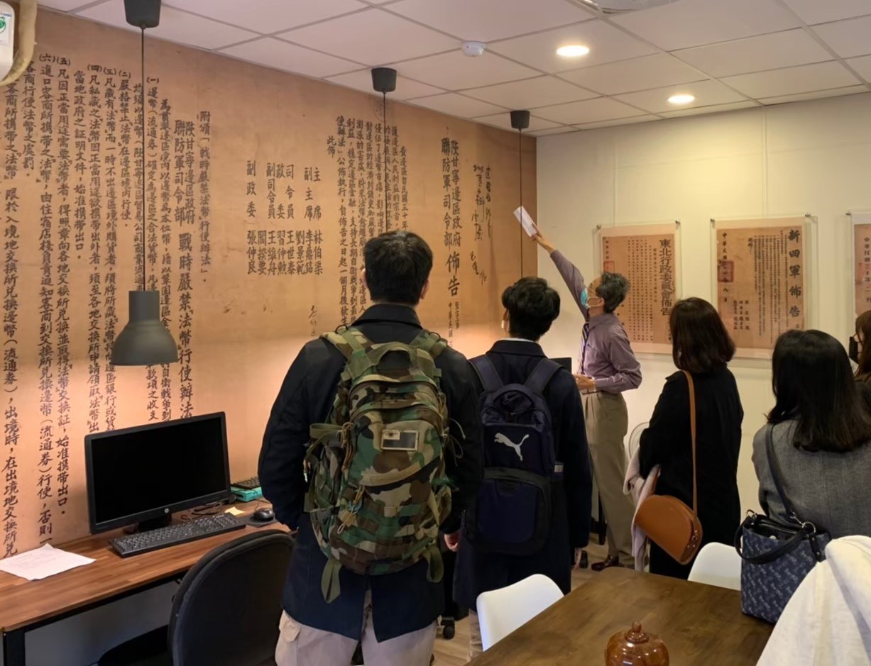 郭映辰同學擔任活動攝影師協助紀錄外賓參訪數位導覽室過程(照片由郭映辰同學攝影)