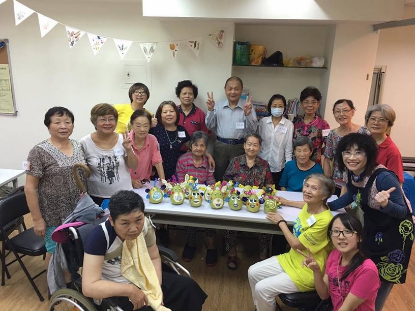 學生於展齡中心，開心合照