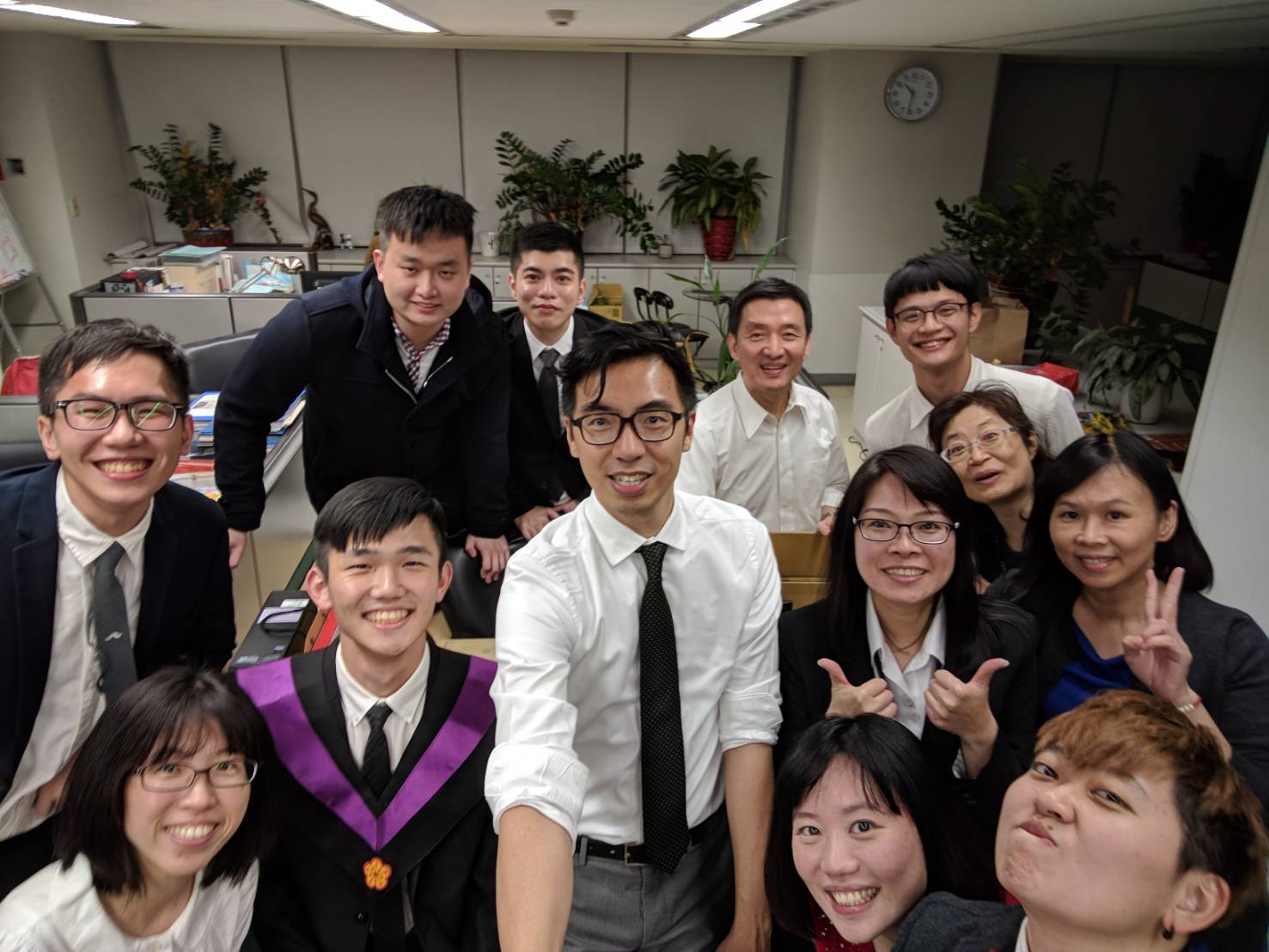 年底酒會結束後國際科同仁於辦公室合影
