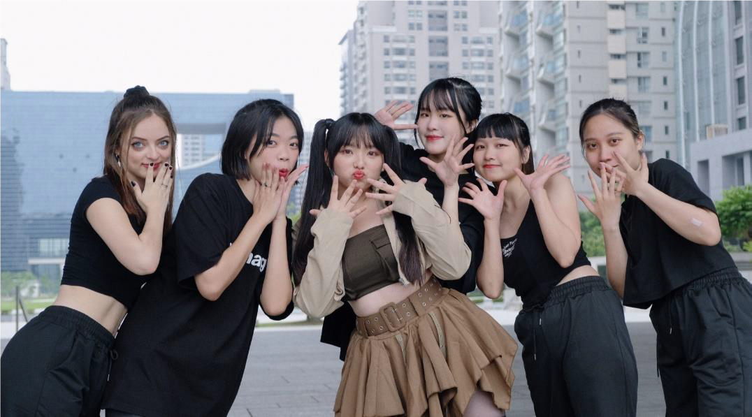 陳同學（左三） 在Onation Kpop 舞團—Lisa“MONEY”dance cover作品，擔任主舞角色