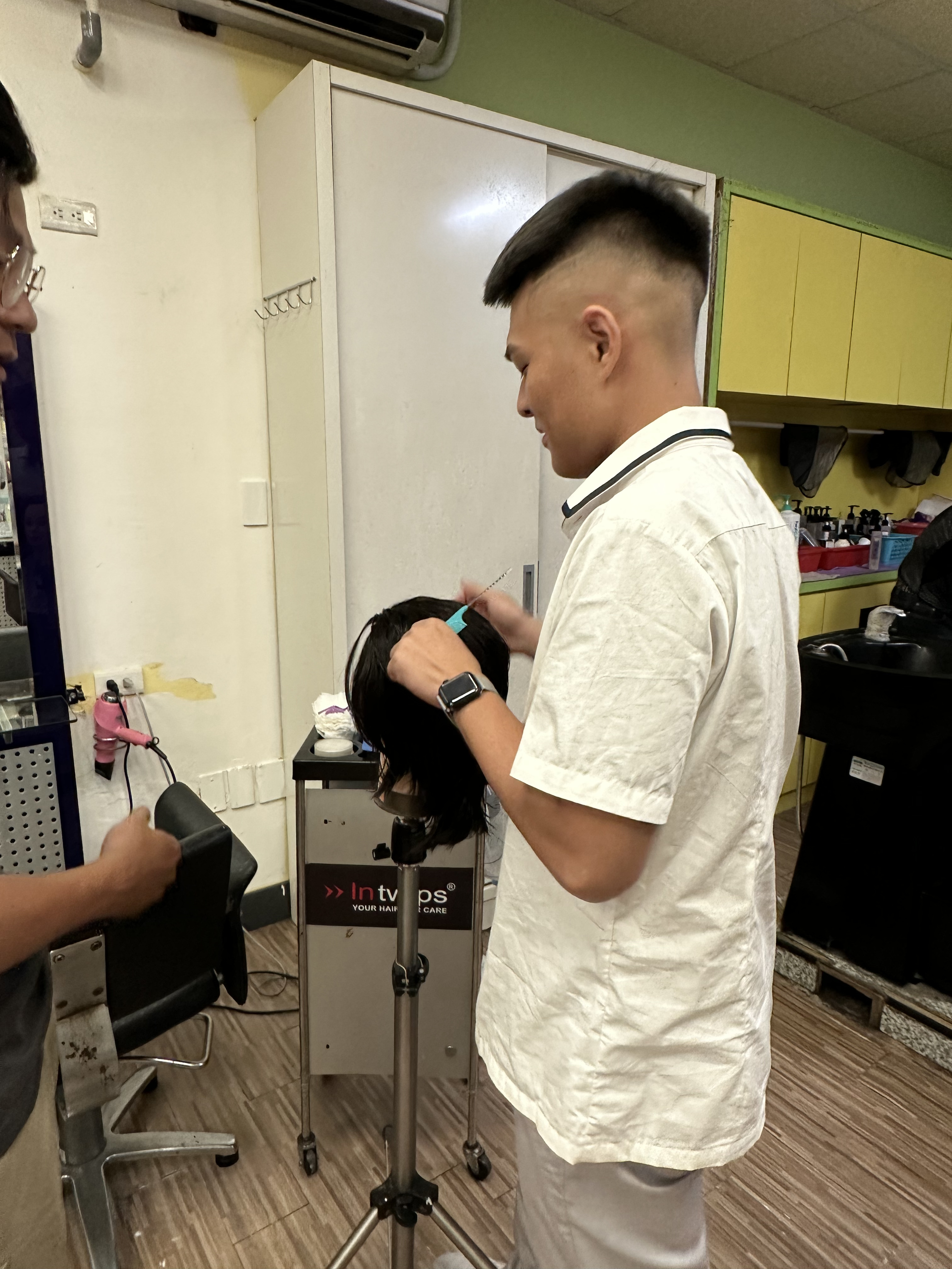 阿良在美髮店進行工作體驗，一步步學習專業技術，朝夢想穩健前進。