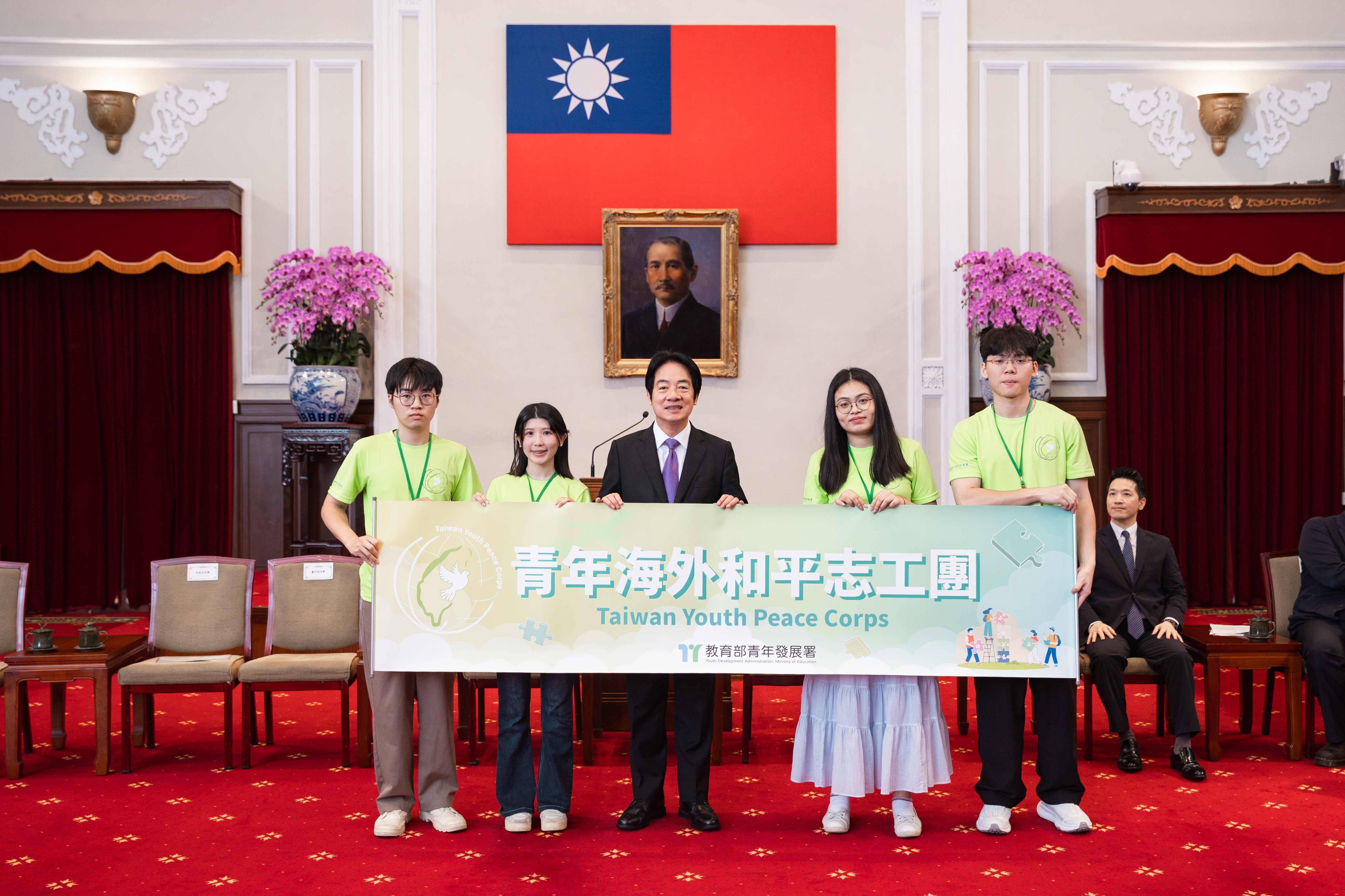 賴總統和四位青年海外和平志工代表合影，由左至右為丁顥、卓恩多、蔡昀芮和蕭宇哲