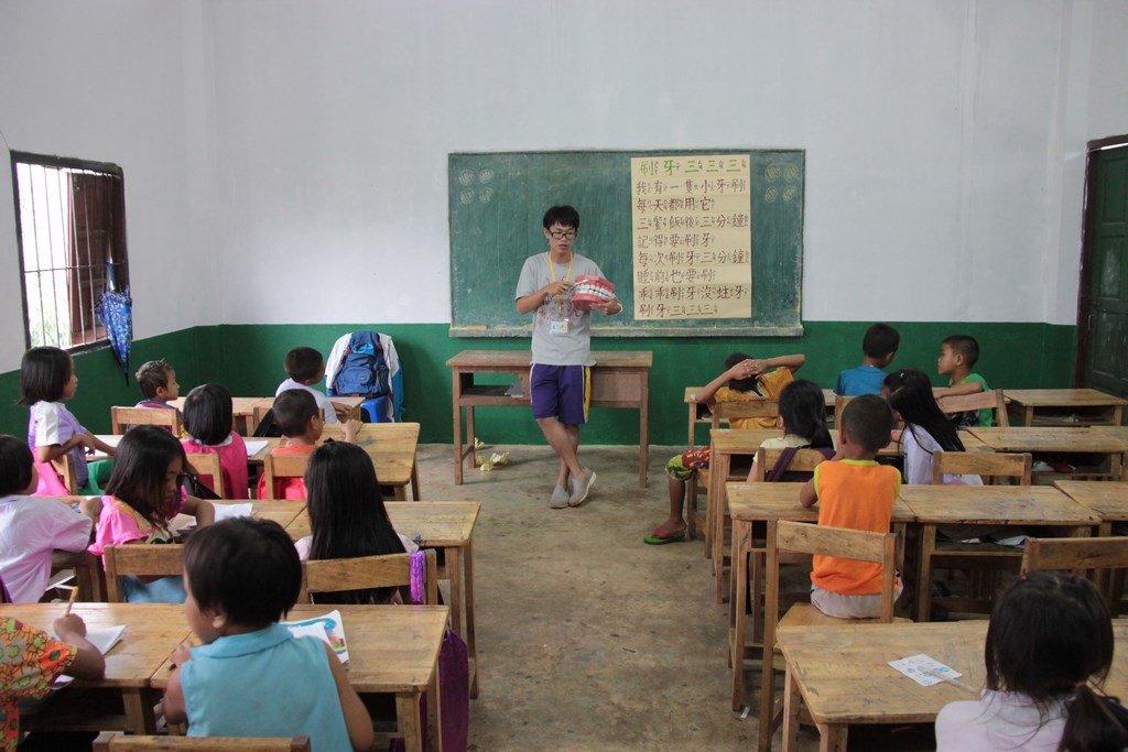 02他們在泰北當地進行衛生教育-刷牙