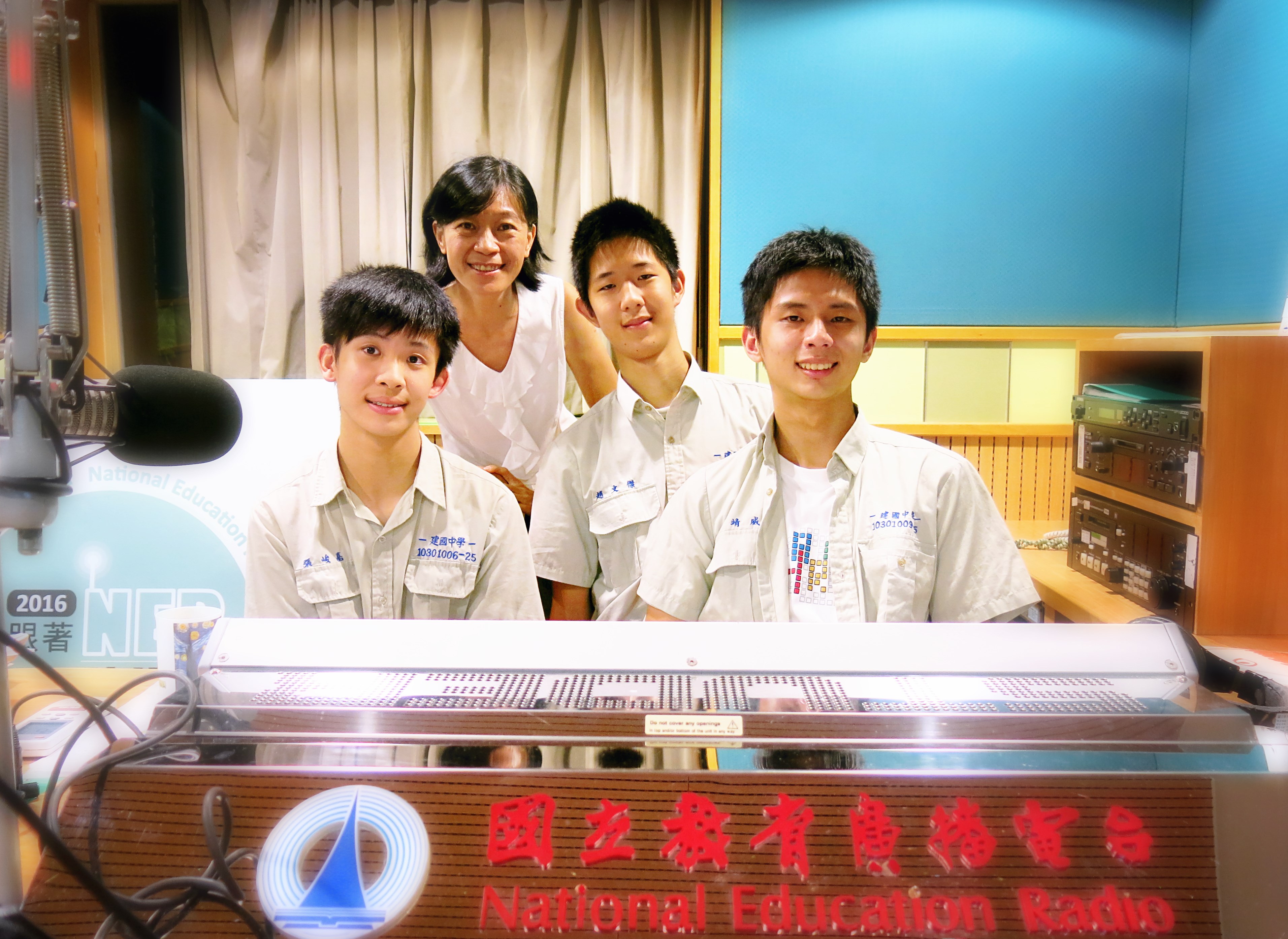 接受教育電台進行專訪