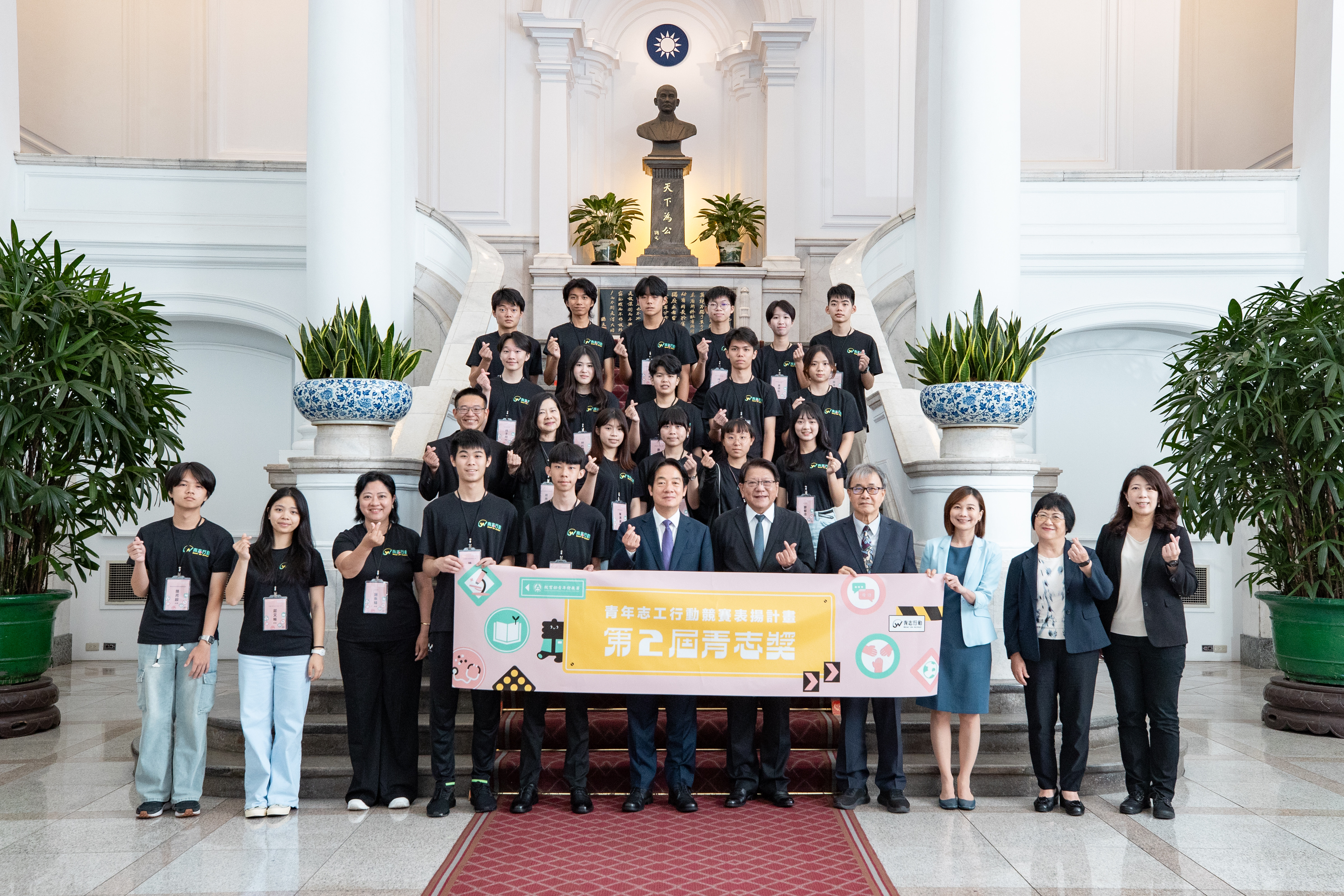 總統與第2屆青志獎高中職組獲獎團隊合影