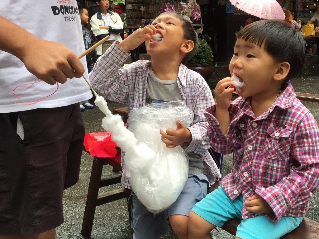 02小朋友開心吃著愛綿綿團隊親手做的棉花糖