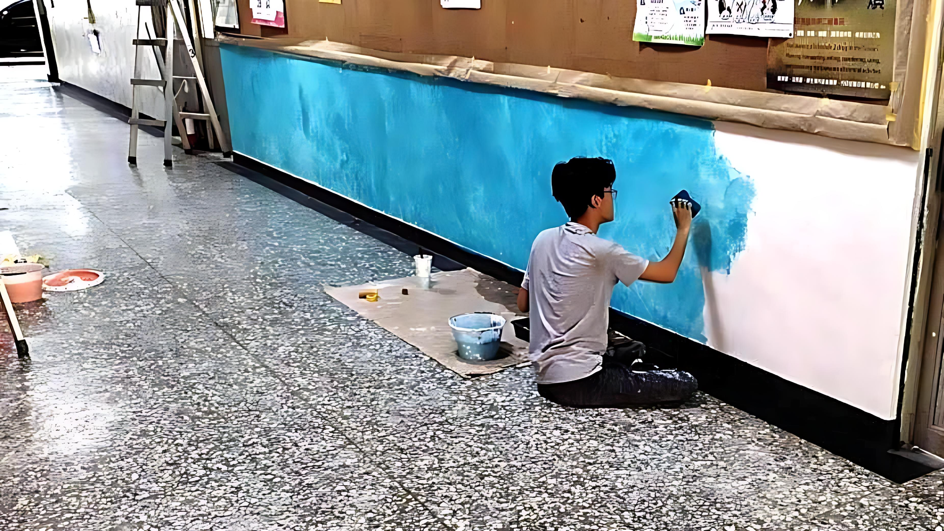 漆作職訓的牆板塗裝練習，讓小佳找到屬於自己的價值與方向。看著親手完成的作品，他充滿自信，並持續完成職訓課程。