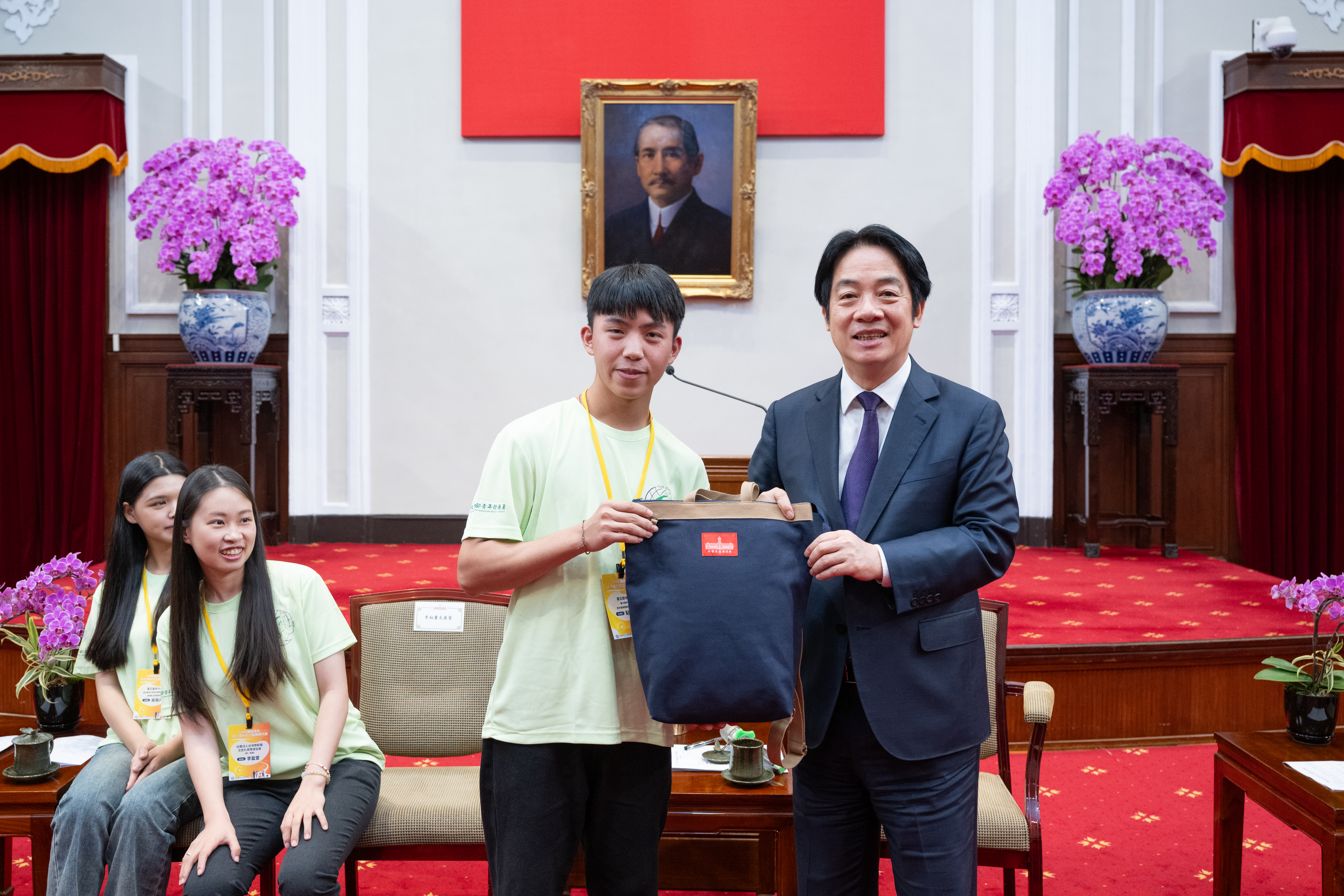 賴總統和受禮代表粘家瑋合影。