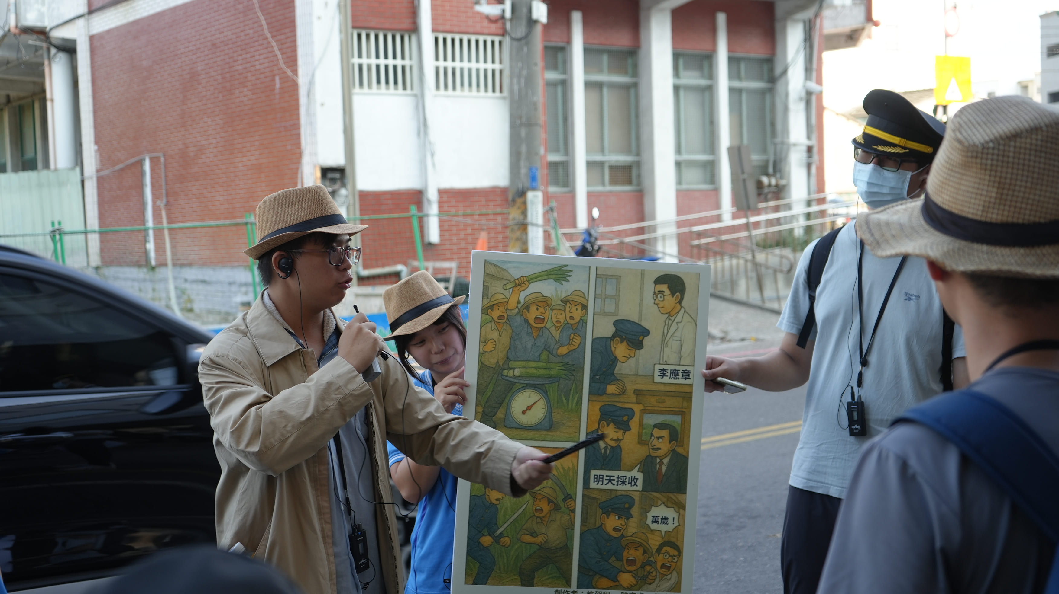 二林高中學生導覽員，講解由《臺灣民報》轉譯的漫畫內容（蔗青文化工作室提供）