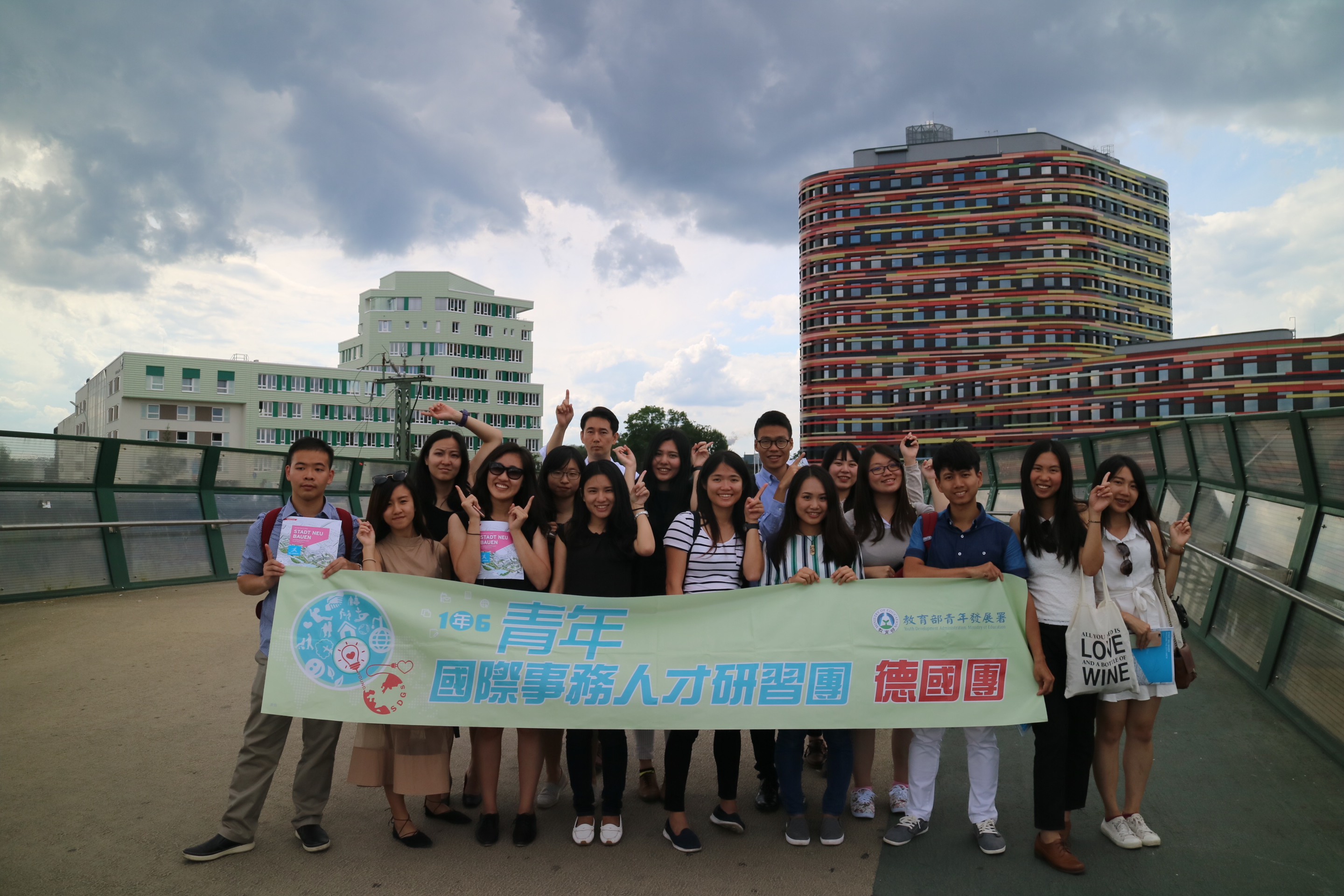 與後方綠建築合照