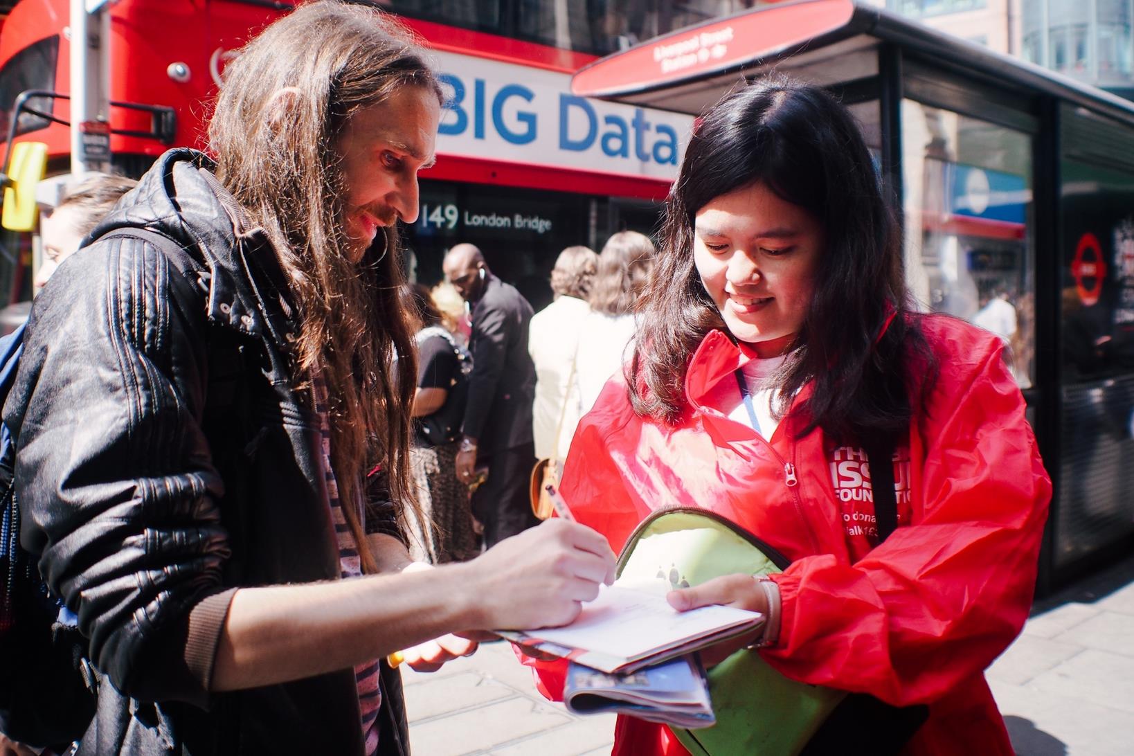 『The Big issue』街賣朋友與英國團員合力賣雜誌