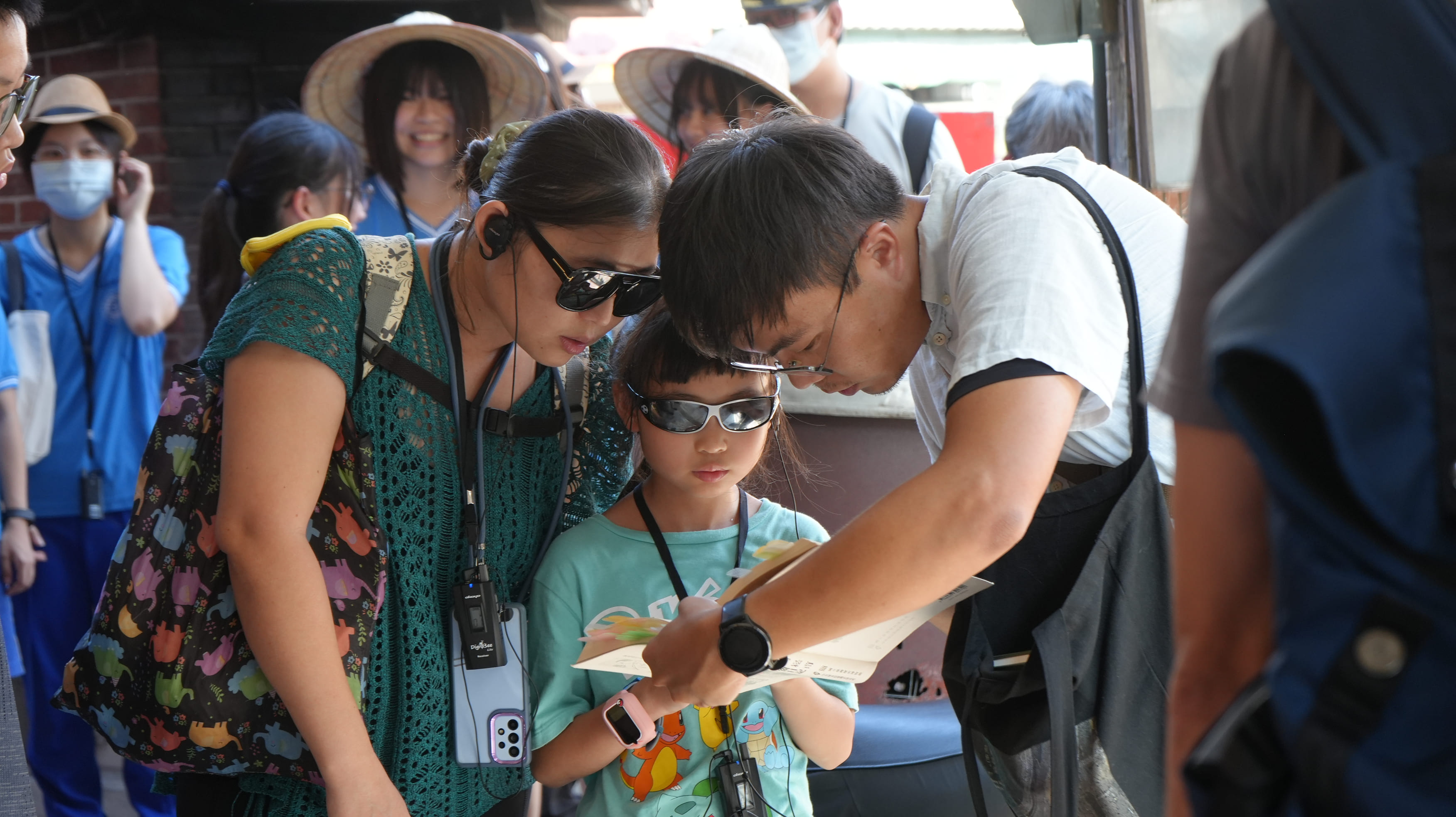 參與走讀的親子民眾，朗讀二林蔗農組合幹部劉崧甫《鐵窗日記》片段（蔗青文化工作室提供）