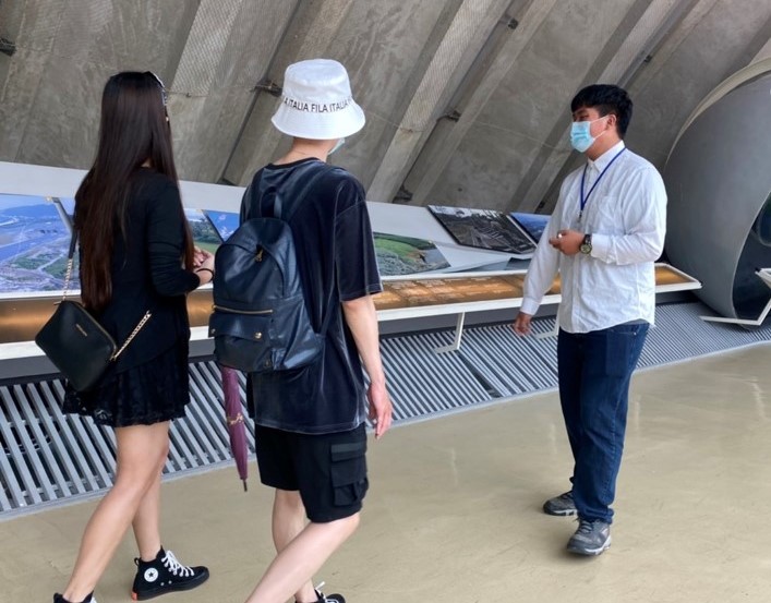 羅懷恩(右)於斷層館體驗導覽解說工作