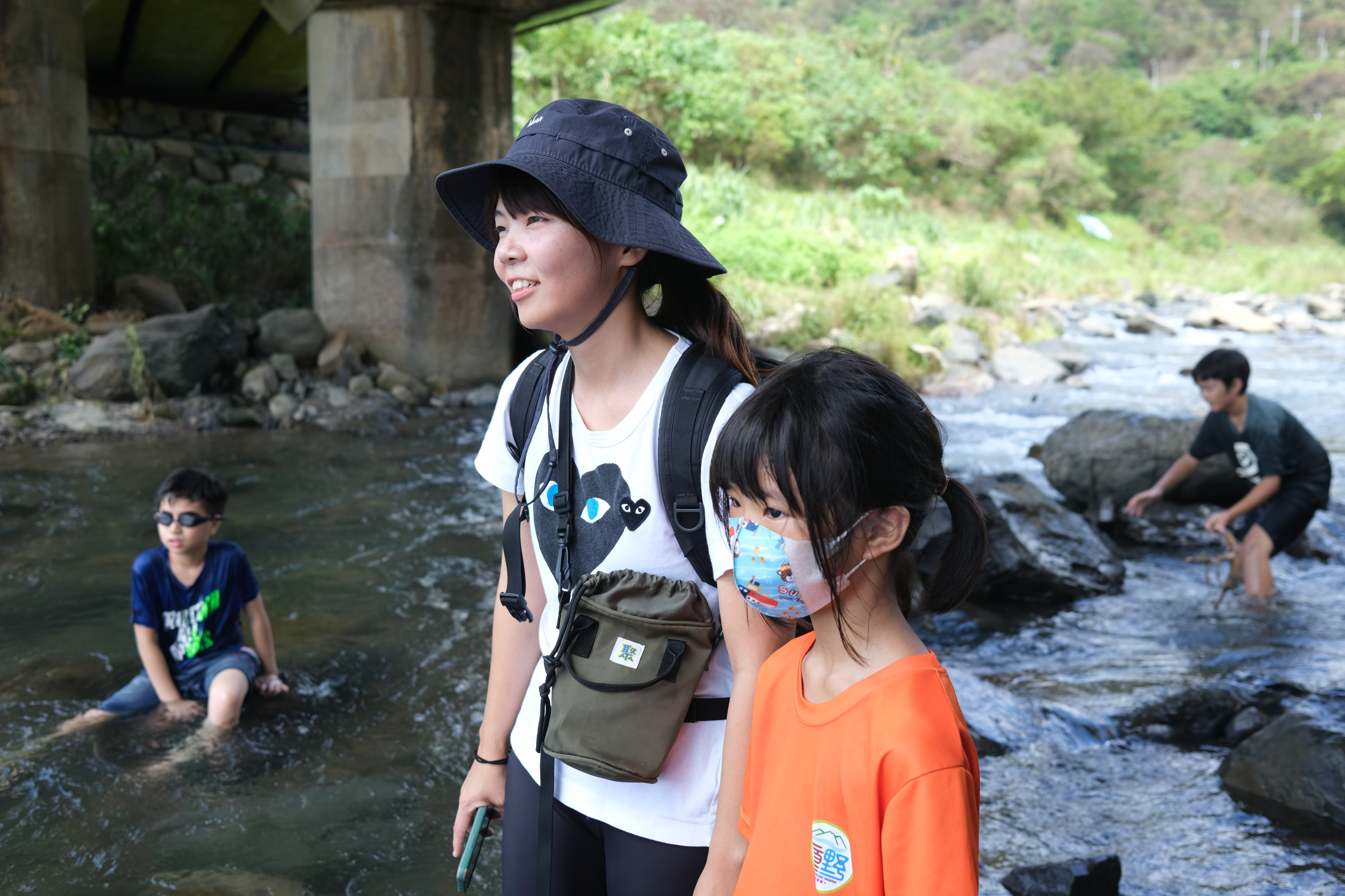 Team partner沂儒 (Yi-Ru) leads the children to learn about the Eastern Daxi river. (Provided by 五漁村How野青年)