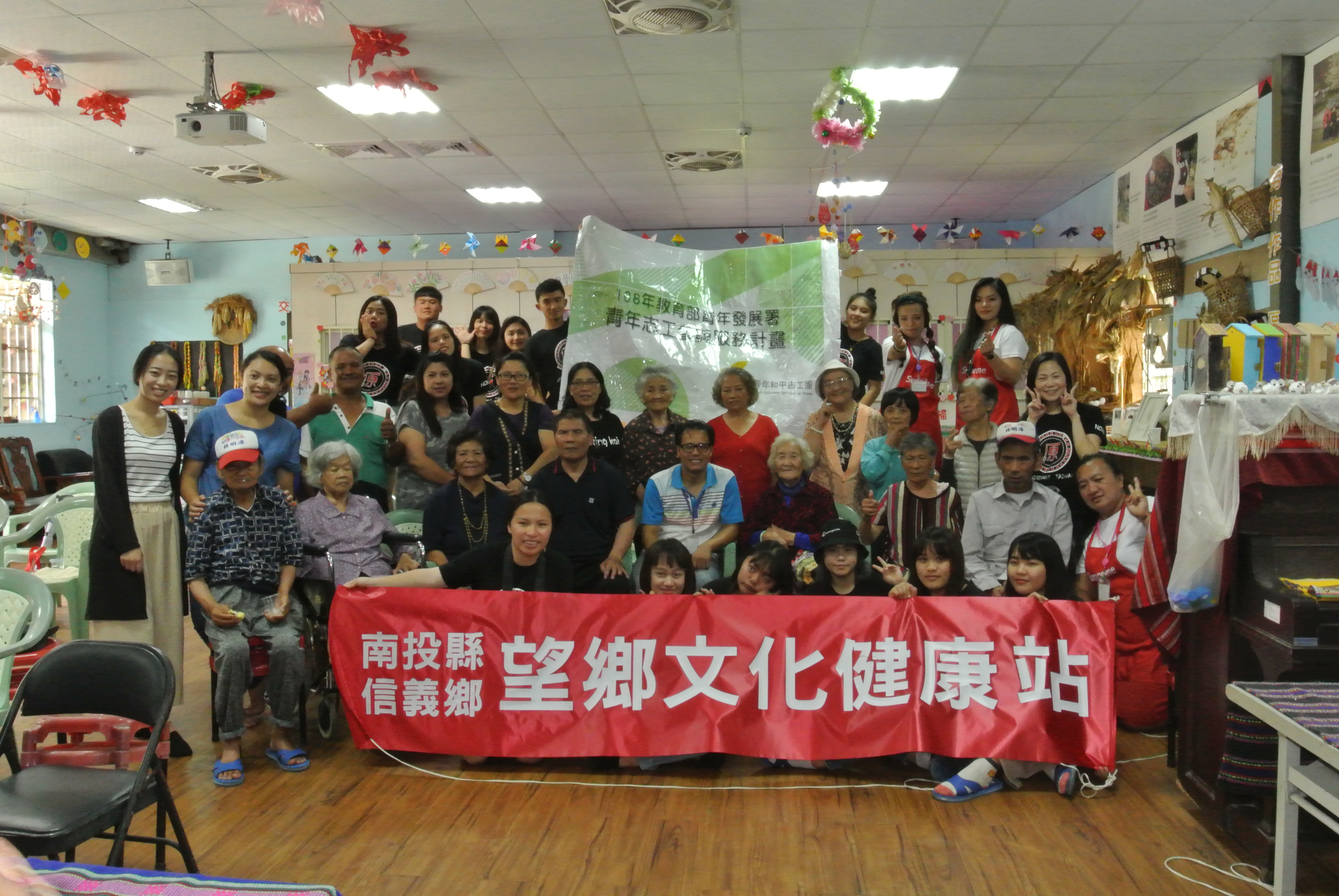 團隊結合望鄉文化健康站關懷部落長輩,同時長輩傳遞部落青年珍貴的學習經驗。
