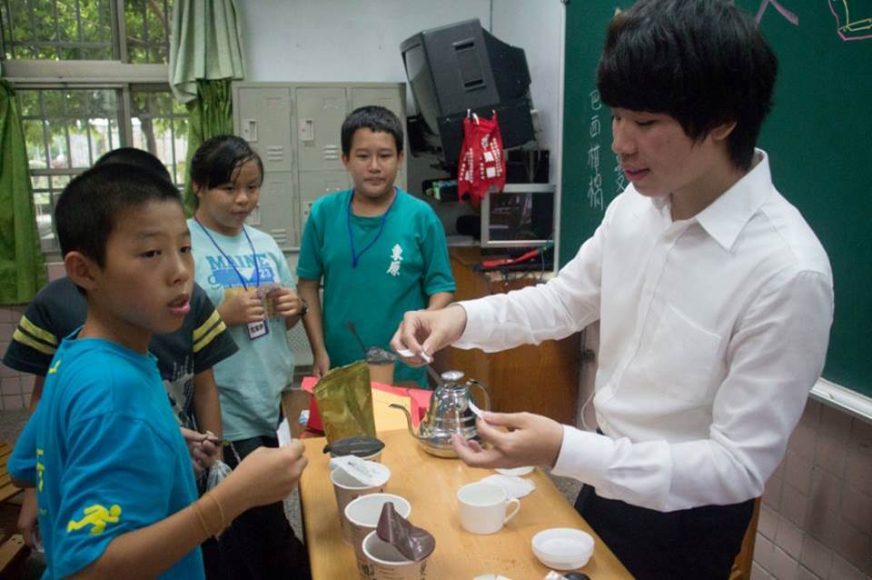 旭日東仨團隊成員到東原國中舉辦營隊，帶領小朋友學習如何沖泡咖啡