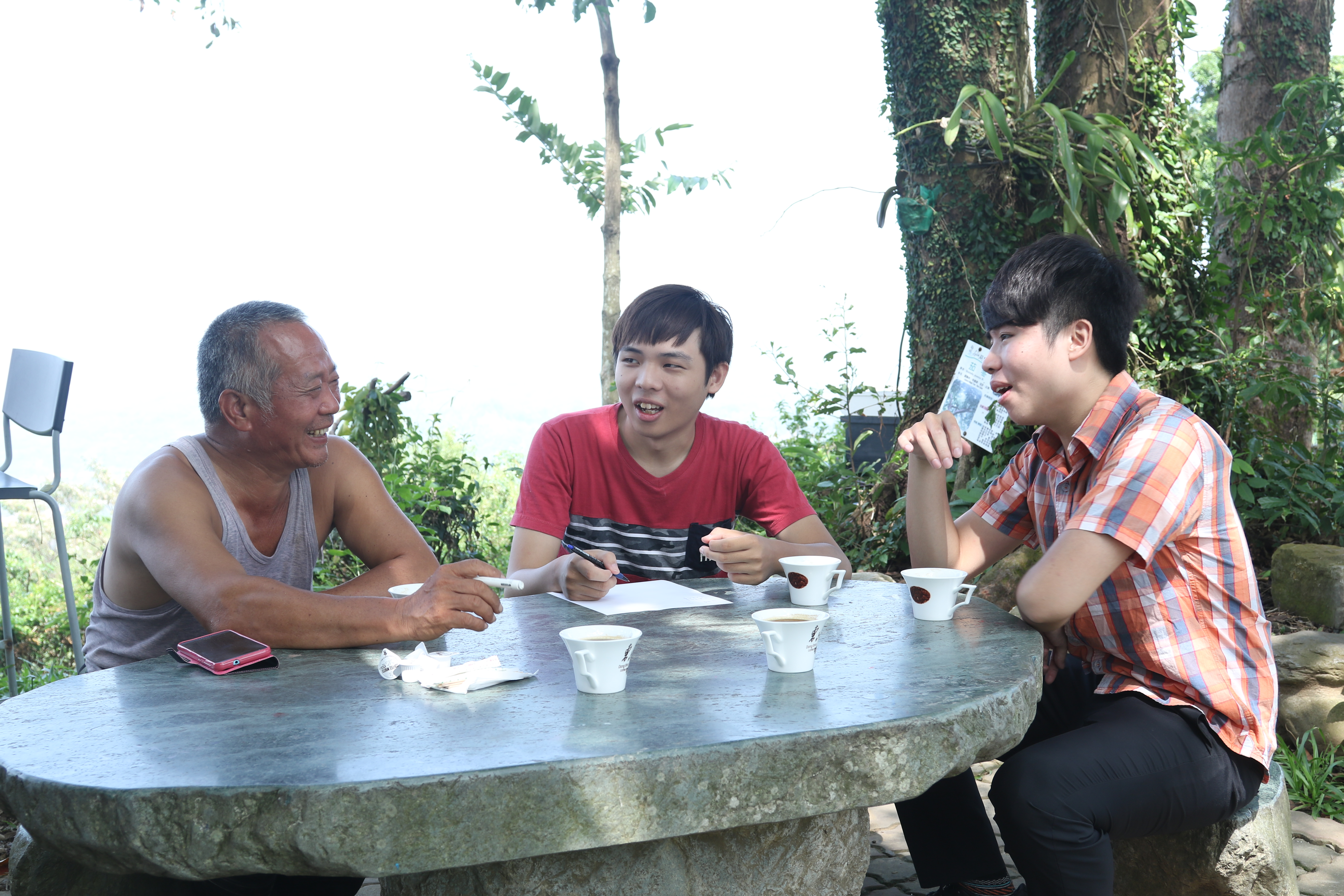 旭日東仨團隊成員和東山咖啡農友邊品嚐咖啡邊進行訪談