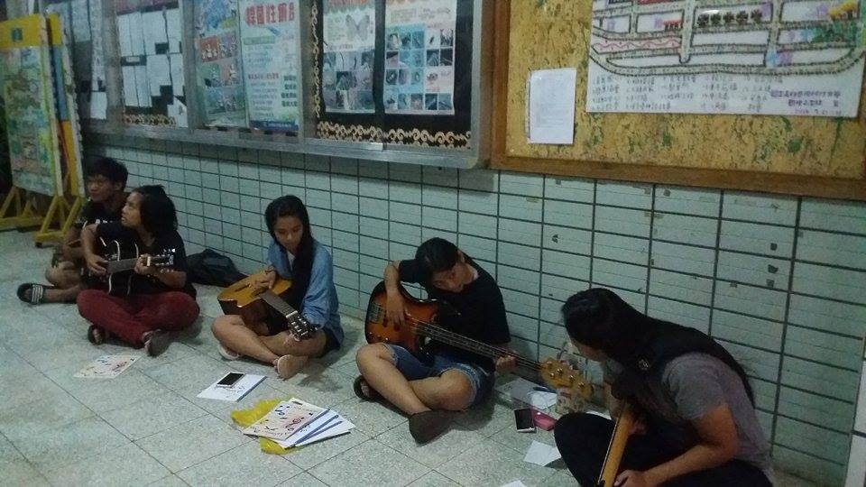 孩子們在國小走廊練習吉他