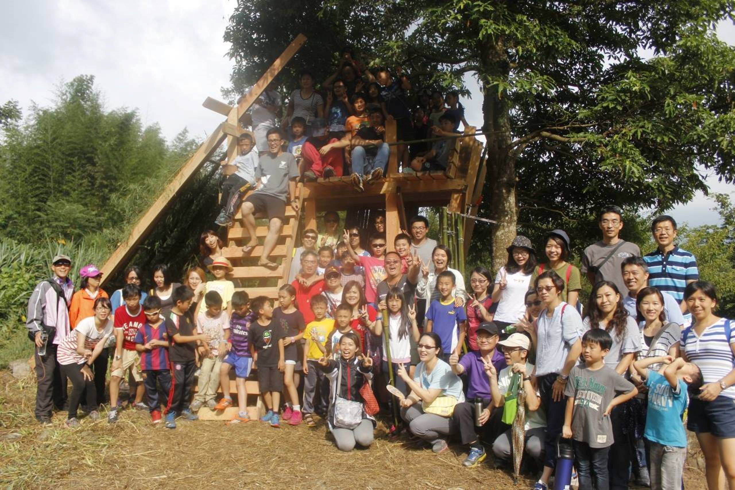青年團隊召集都市孩童到部落，與部落孩童交流建築樹屋