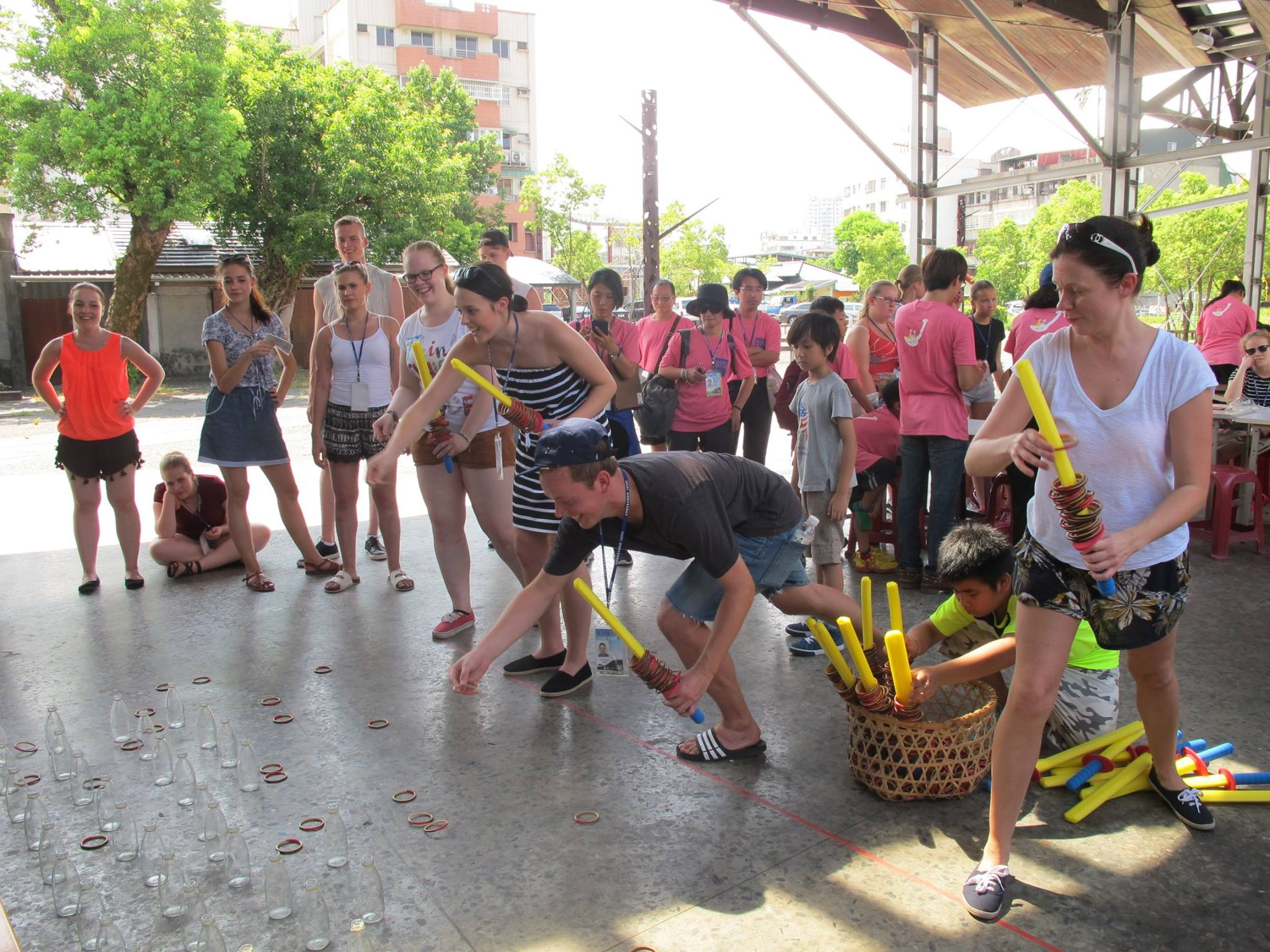 遊客體驗臺灣傳統童玩「套圈圈」