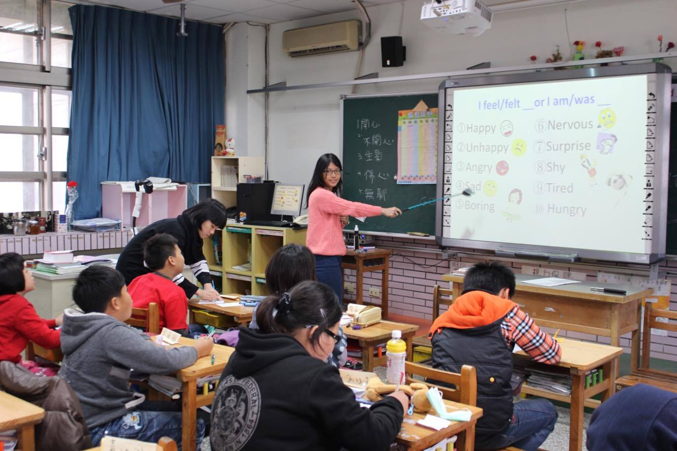 彭慧鈴同學大一選擇參加小學英文教學服務，開始探索未來職涯。