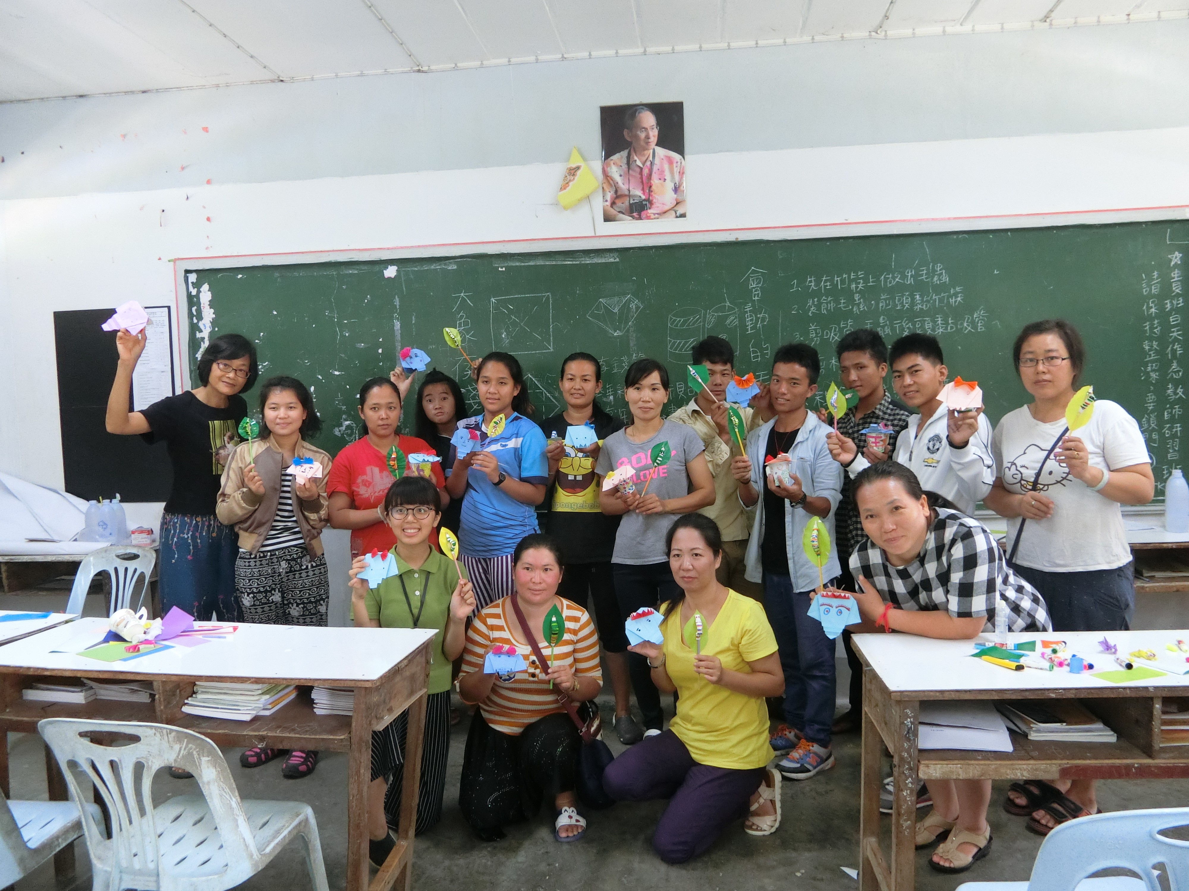 現在是師資培育時間，團員廖芷盈正在進行美勞科目的教學，當地老師非常用心學習。