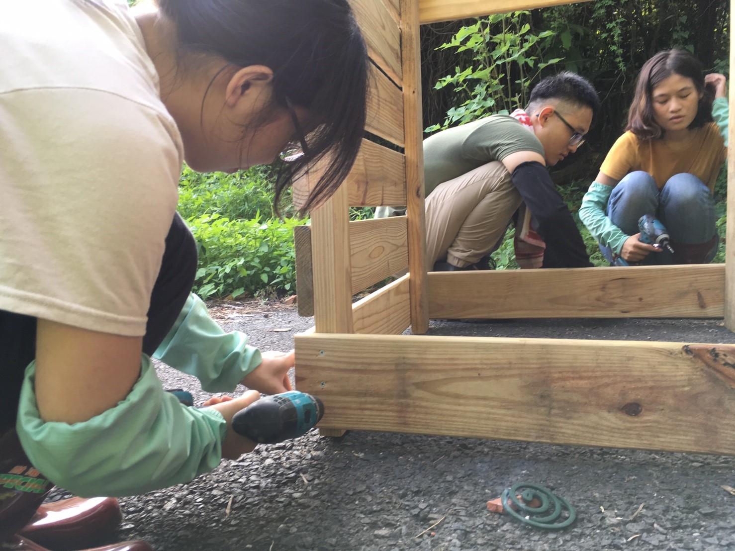 參與工作假期的青年共同製作堆肥箱的過程