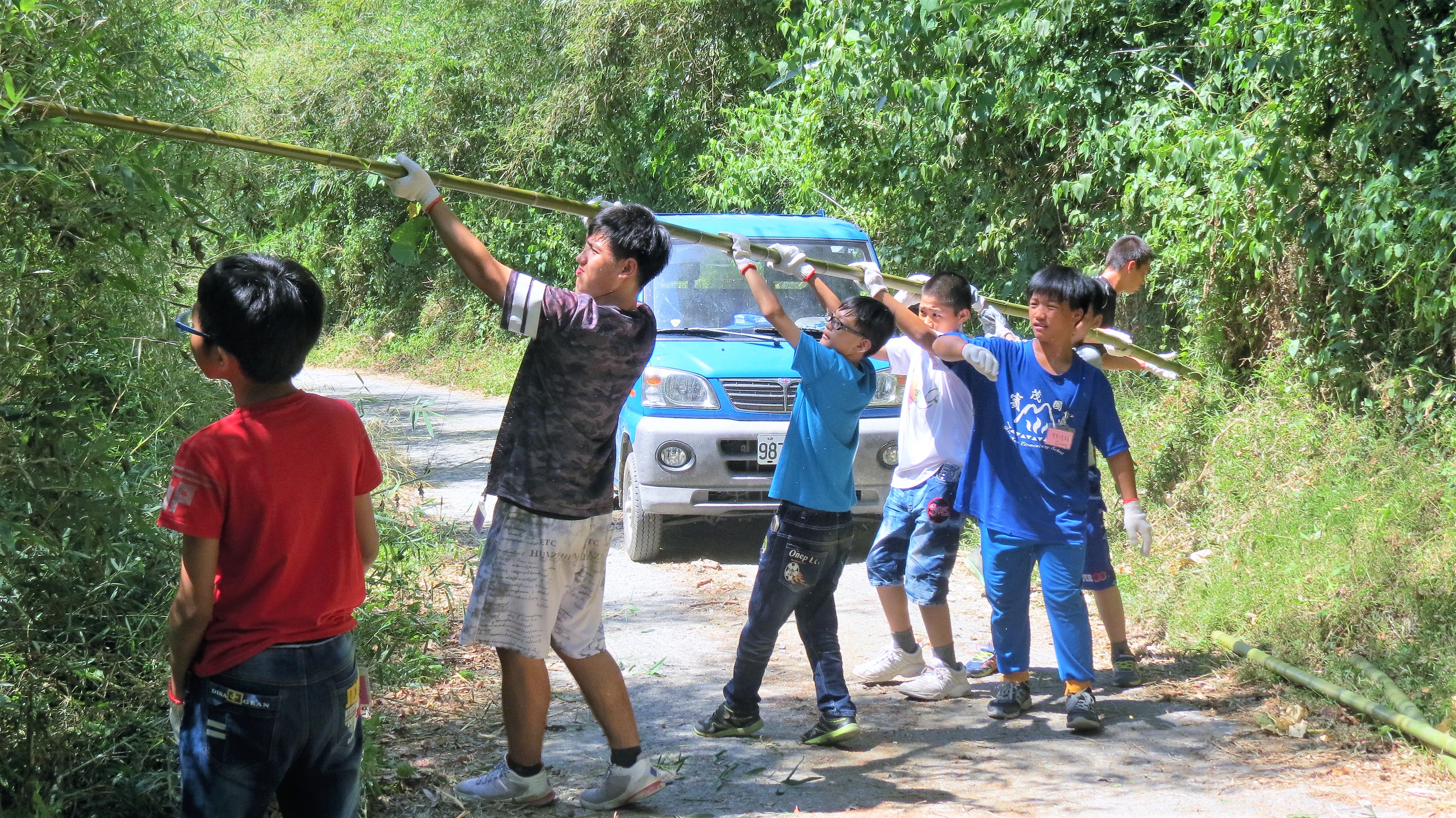 青年團隊帶領在地青年採集竹子做為建造工寮所需之建材