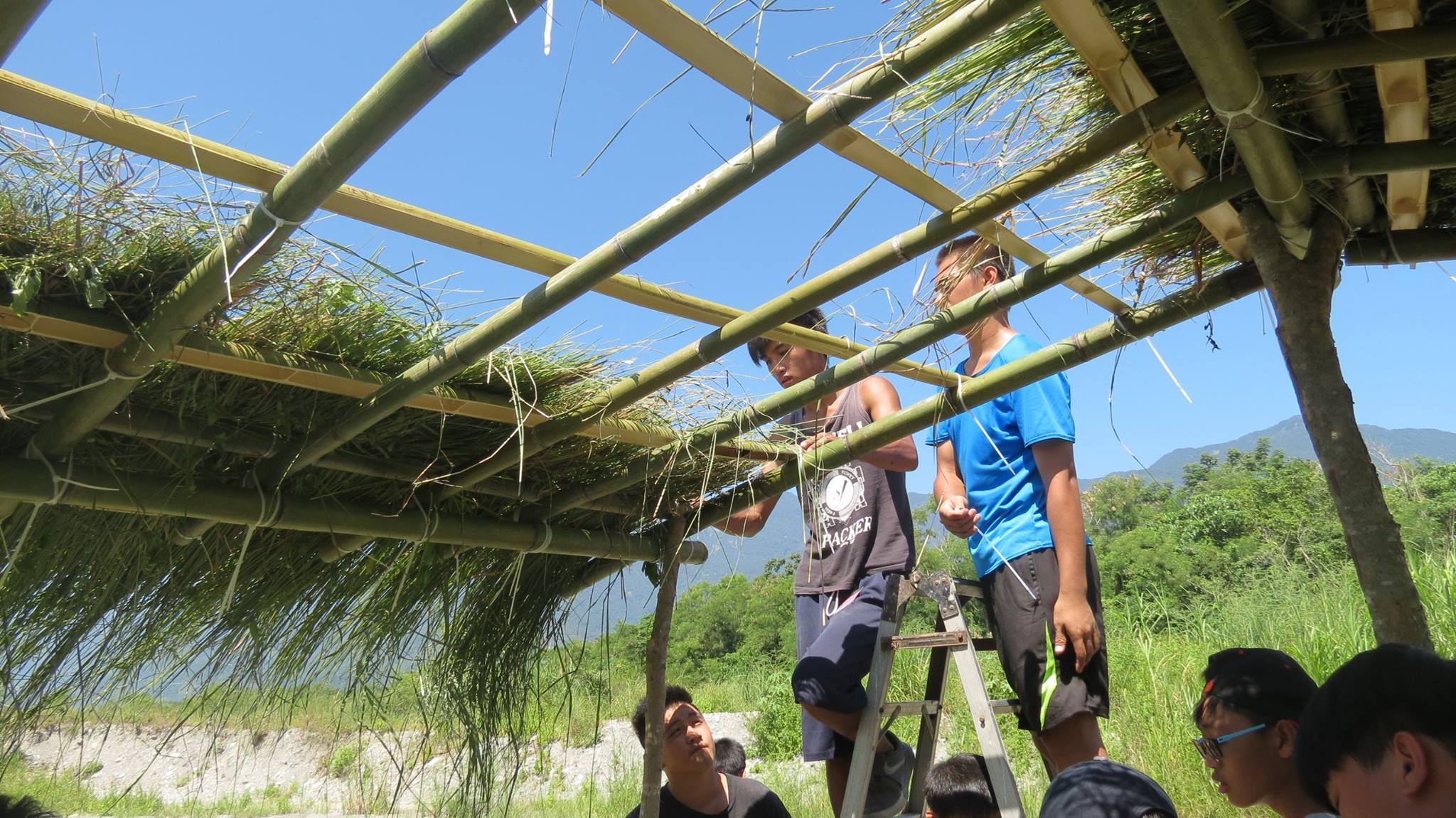 青年團隊辦理青年培訓學校計畫，透過課程教導在地青年搭建部落工寮