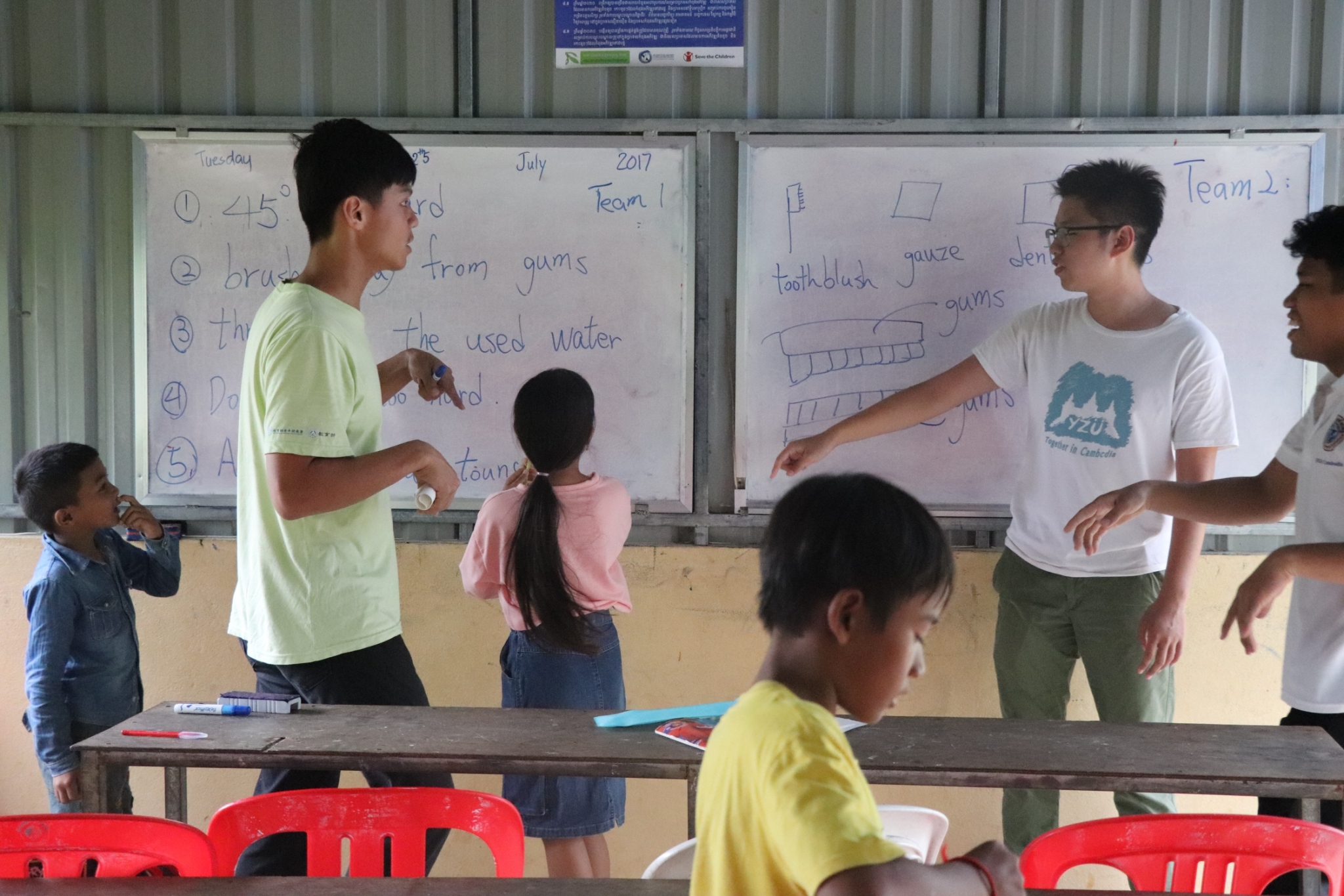 團員邱國哲(左1)及高偉城(左5)正在教導孩童刷牙5步驟，保持口腔衛生健康。