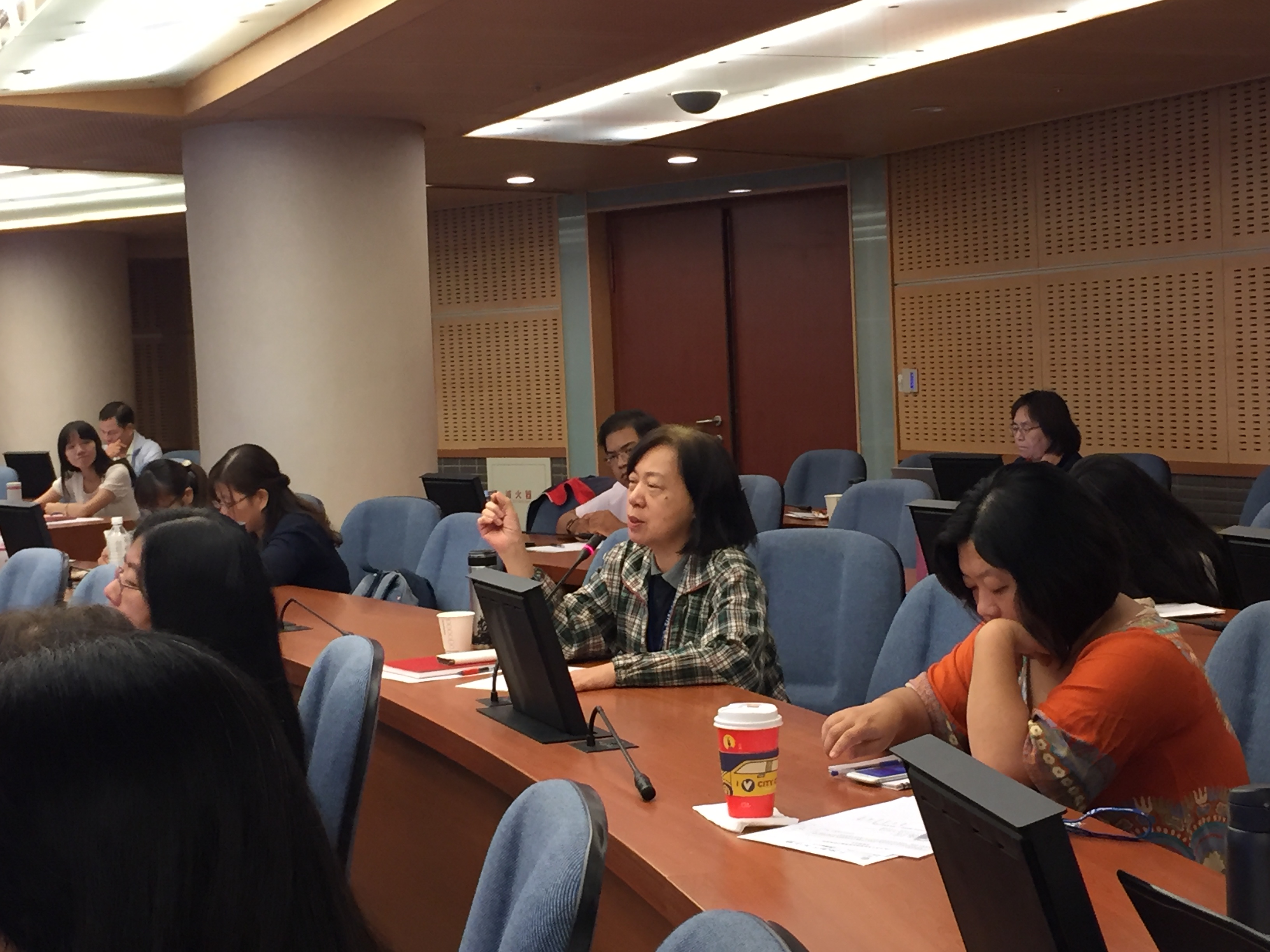 臺北市立大學通識教育中心蔡佩蓉老師於培訓課程中向講師提問